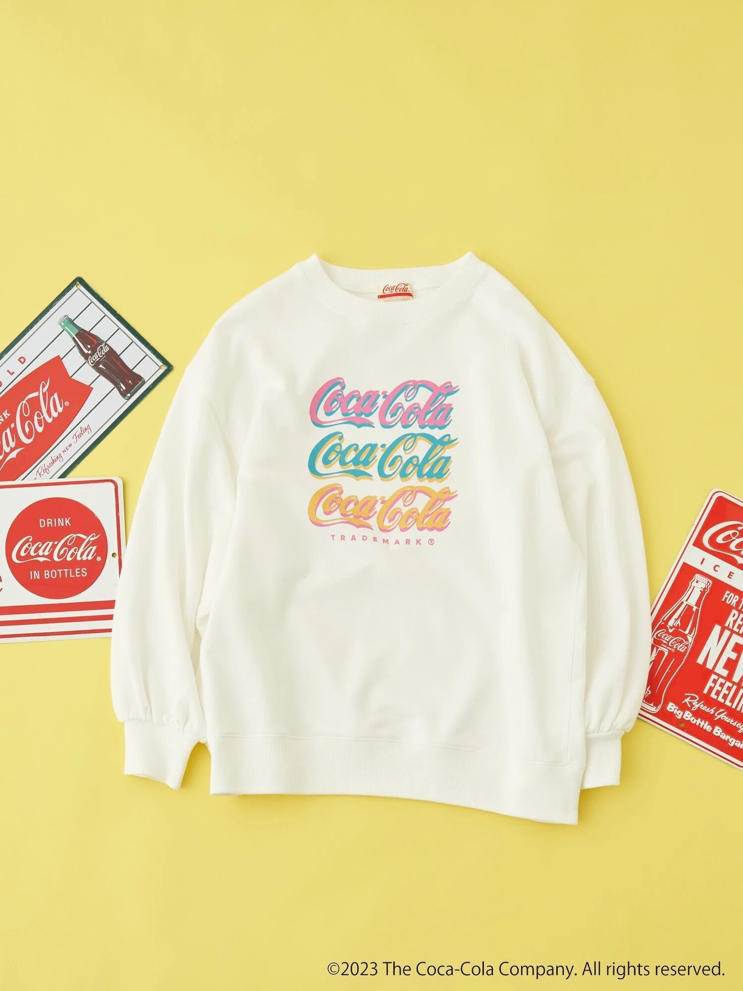 コカ トップス レディース 【SALE／50%OFF】earth music&ecology 別注 Coca-Cola「R」カラフルロゴスウェット アースミュージック&エコロジー トップス カットソー・Tシャツ ホワイト