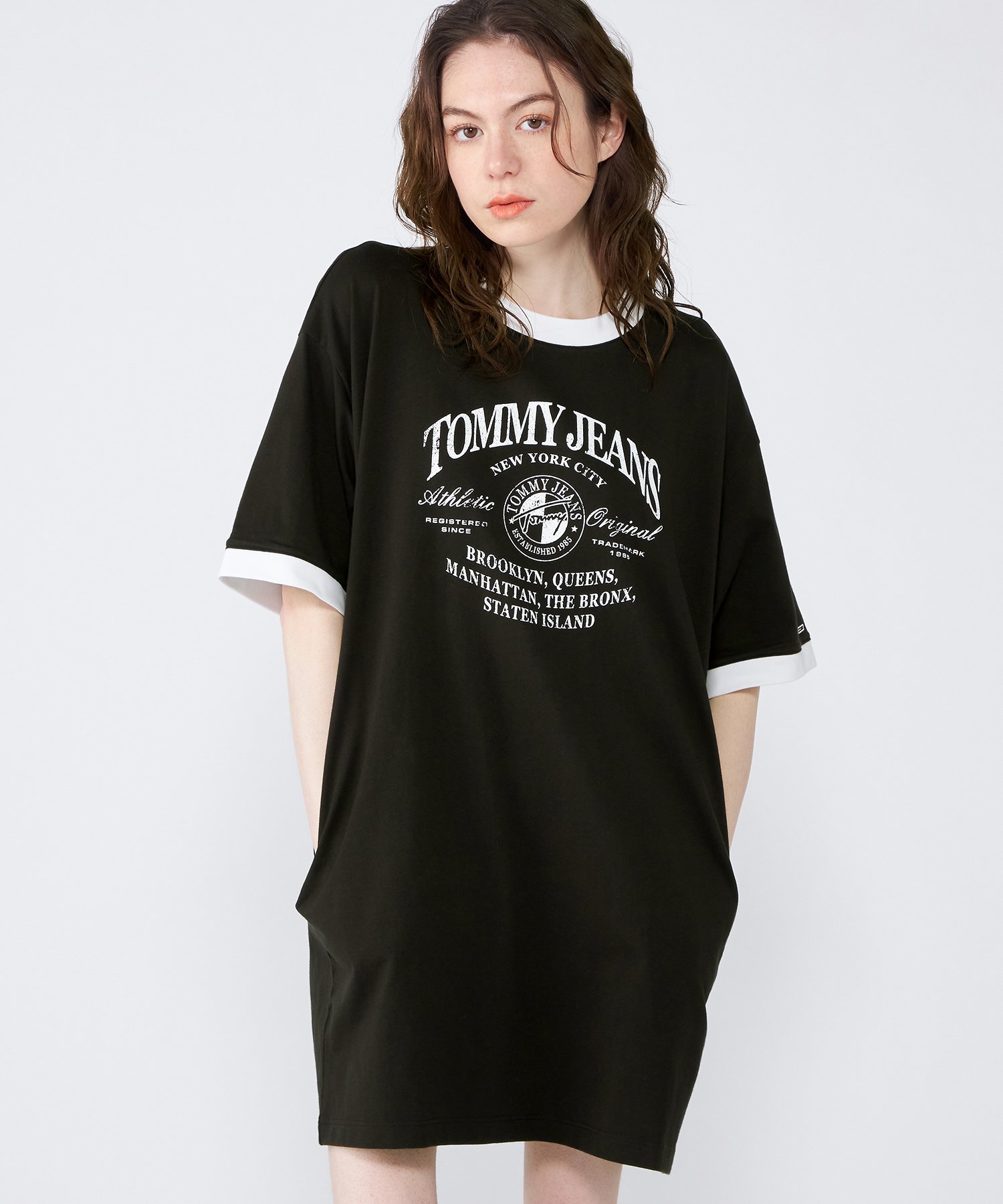 【SALE／40%OFF】TOMMY JEANS (W)TOMMY HILFIGER(トミーヒルフィガー) オーバーサイズロゴリンガーTシャツワンピース トミーヒルフィガー トップス カットソー・Tシャツ ブラック ホワイト【送料無料】