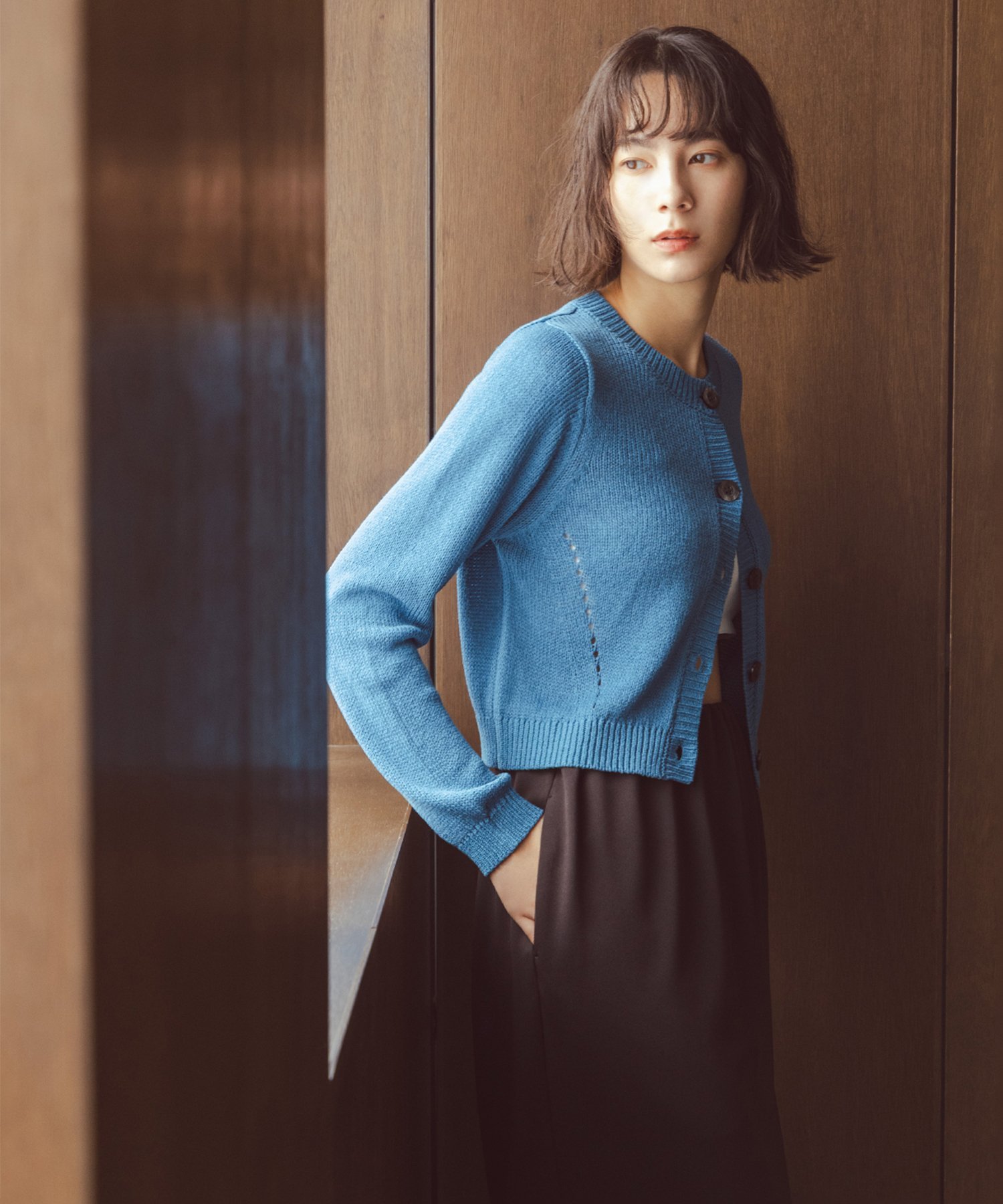 【SALE／10%OFF】NATURAL BEAUTY BASIC ＜NAVY NAVY＞リネン混ニットカーデ ナチュラルビューティベーシック トップス ニット ホワイト レッド ブルー【送料無料】