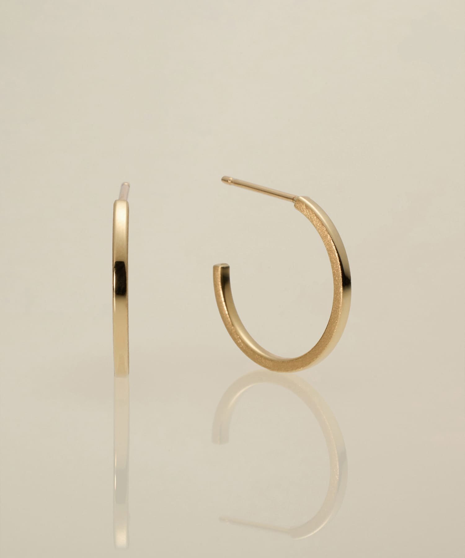 XOZ（クロスオズ）K18 flat hoop post pierced earring [medium]毎日の肌に、ささやかなゴールドのエッジを。ベーシックながらも、フラットな表面で少しエッジの効いた、ポスト付きのフープピアスのミディアムサイズ版。シンプルなスリークオーターのフープ形状ながらも、フラットな側面にマットな質感を施し、モード感を感じさせるデザインに仕上げました。ツヤとマットのふたつの相反する質感が同居し、シンプルながらも静かな意志のある仕上がりに。型番：VZ23E0932T-YG-M RU7680【採寸】size：幅: 約3.0mm 内径: 約15mm 厚み: 約1.5mm ポスト: 線径 約0.8 mm × 長さ 約11mm商品のサイズについて【商品詳細】素材：material：K18color：Yellow Goldサイズ：M※画面上と実物では多少色具合が異なって見える場合もございます。ご了承ください。商品のカラーについてXOZ（クロスオズ）K18 flat hoop post pierced earring [medium]毎日の肌に、ささやかなゴールドのエッジを。ベーシックながらも、フラットな表面で少しエッジの効いた、ポスト付きのフープピアスのミディアムサイズ版。シンプルなスリークオーターのフープ形状ながらも、フラットな側面にマットな質感を施し、モード感を感じさせるデザインに仕上げました。ツヤとマットのふたつの相反する質感が同居し、シンプルながらも静かな意志のある仕上がりに。型番：VZ23E0932T-YG-M RU7680【採寸】size：幅: 約3.0mm 内径: 約15mm 厚み: 約1.5mm ポスト: 線径 約0.8 mm × 長さ 約11mm商品のサイズについて【商品詳細】素材：material：K18color：Yellow Goldサイズ：M※画面上と実物では多少色具合が異なって見える場合もございます。ご了承ください。商品のカラーについて