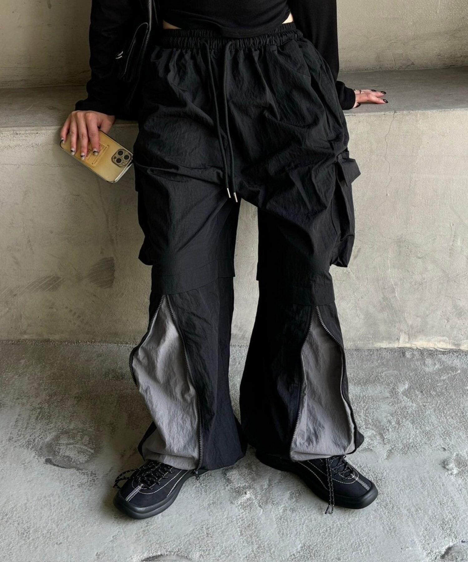 + 【Chikashitsu +】string design nylon cargo pants ワイドカーゴパンツ ナイロン ネバーマインドザエックスユー／チカシツプラス パンツ カーゴパンツ ブラック