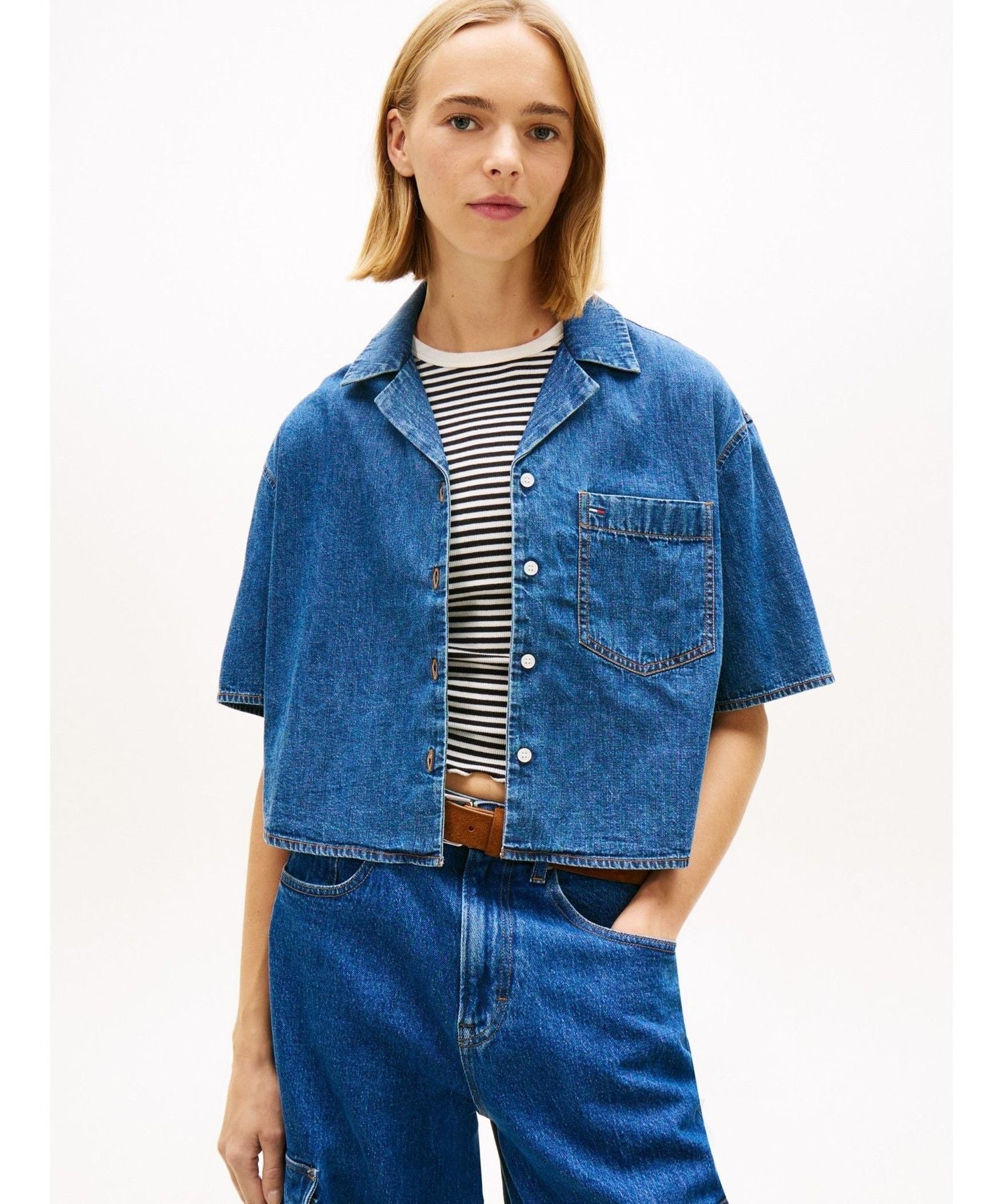 TOMMY JEANS シャンブレークロップドショートスリーブシャツ26SS トミーヒルフィガー トップス シャツ・ブラウス ブルー【送料無料】