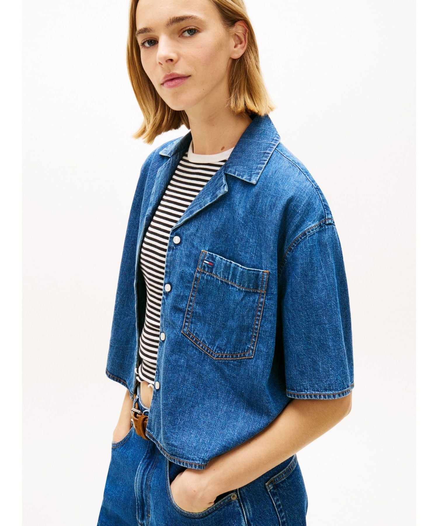 TOMMY JEANS シャンブレークロップドショートスリーブシャツ26SS トミーヒルフィガー トップス シャツ・ブラウス ブルー【送料無料】