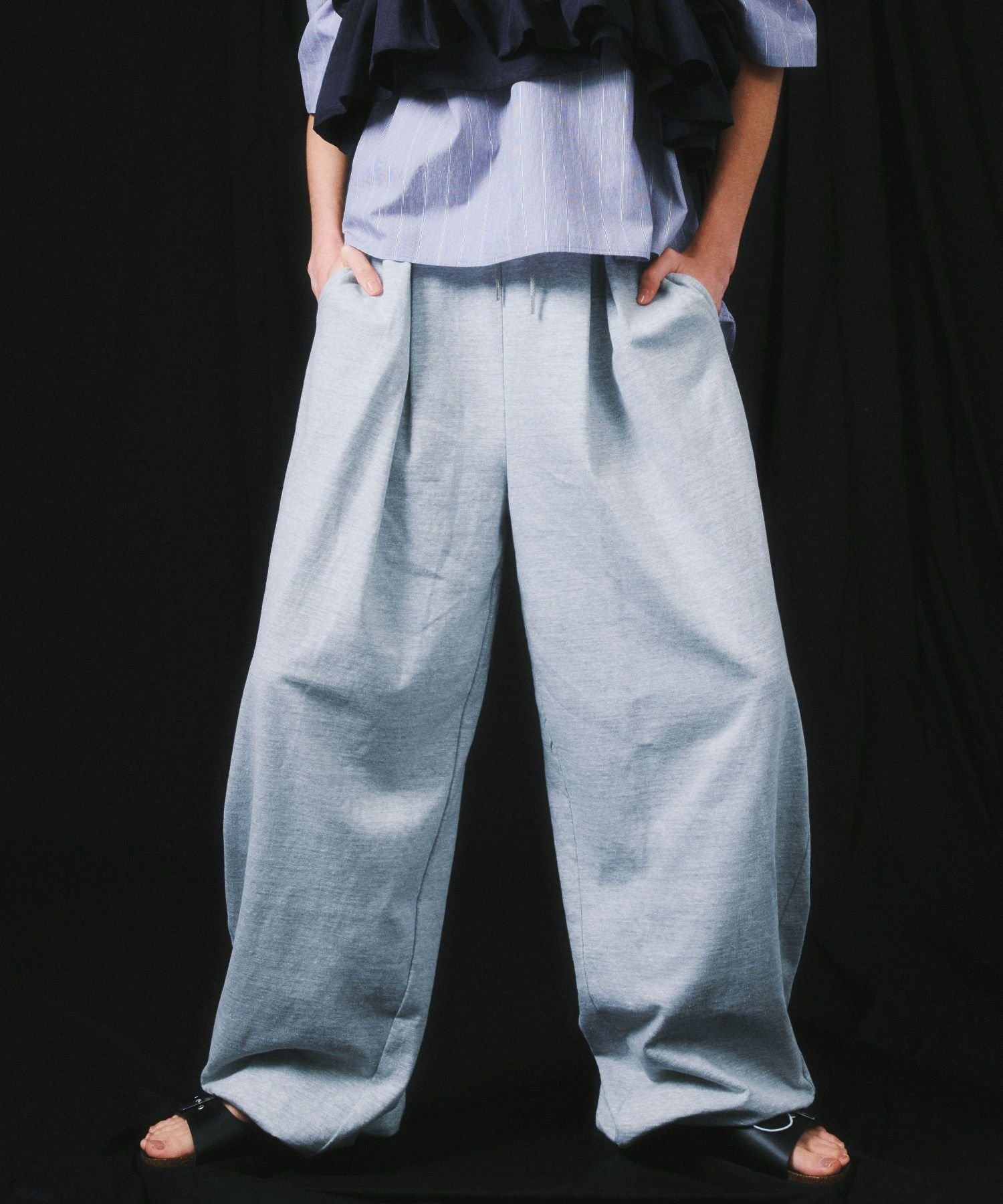 【日本製】タックスウェットワイドパンツ ガレージ オブ グッド クロージング パンツ その他のパンツ グレー ホワイト ブラウン