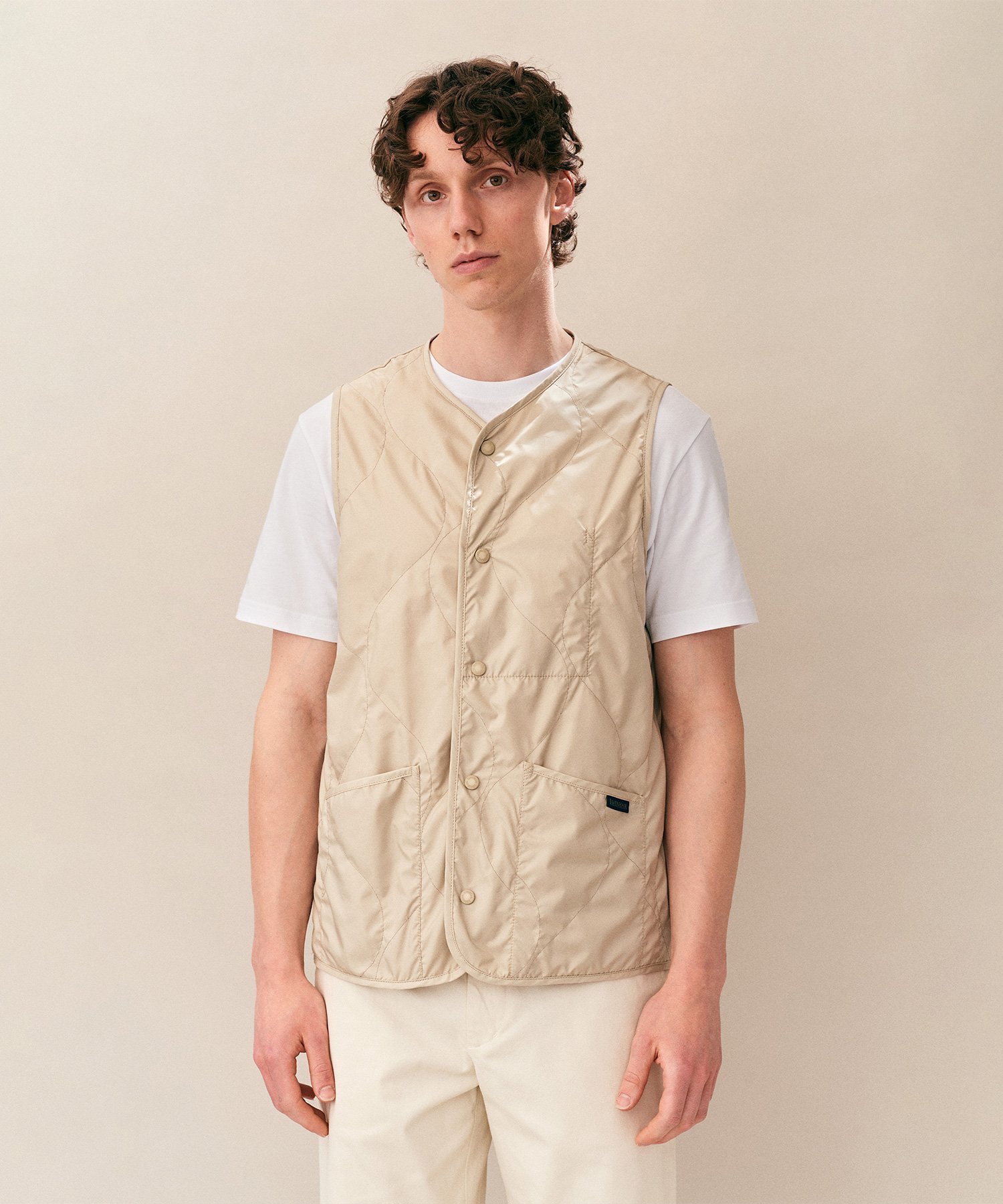 LAVENHAM（ラベンハム）【公式】Unwadded Thornham Mens - I17Lavenham&nbsp;2026&nbsp;Spring&nbsp;&&nbsp;Summer&nbsp;｜&nbsp;2026年春夏コレクション・・・Unwadded&nbsp;Thornham&nbsp;Mens&nbsp;/&nbsp;アンワディッド&nbsp;ソーンハム&nbsp;メンズ&nbsp;/&nbsp;キルティングジレ&nbsp;キルティングベスト====================【商品説明】クラシックスで人気のノーカラーレイヤリングジレ（ベスト）「ソーンハム」を、「UNWADDED（中綿なし）」で仕上げた裏地メッシュ仕様の軽量レイヤリングジレ（ベスト）。春夏シーズンのレイヤリングに最適です。襟なしとレギュラーフィットが特徴で、インナー・ジレとしても、ジャケットの変わりにアウター・ジレとしてもレイヤリングしやすいデザインです。また、裏側にメッシュ生地を採用することで、耐久性と通気性を確保。快適なレイヤリングが楽しめます。リサイクル・ポリエステル100％のラブンスター生地に、《&nbsp;ラベンハム&nbsp;》の伝統に敬意を表し、オリジナルホースラグに使われていたパターンをキルティングしています。ラブンスターのバインディング、パッチポケット2つ、内胸ポケット1つ、スタッドボタン留めで仕上げました。※生地の生産ロットやライティングにより、掲載画像とお色味が異なる場合がございます。あらかじめご了承ください。====================【素材情報】OUTER(QUILTED)/表側:&nbsp;ポリエステル100%LINING&nbsp;(QUILTED)/裏側:&nbsp;ポリエステル100%TRIM/トリム:&nbsp;&nbsp;ポリエステル100%====================【商品特徴】・レギュラーフィット・クルーネック・アンワディッド（中綿なし）・「Lavenster（ラブンスター）&nbsp;?」100％リサイクルポリエステル・裏側メッシュ仕様・パッチポケット×2・内胸ポケット×1・「Lavenster（ラブンスター）&nbsp;?」のバインディング・スタッドボタン留め・原産国:&nbsp;イギリス（サフォーク州）・Style&nbsp;No:&nbsp;LV13002====================【カラー表記】F44:Sable&nbsp;BlackF40:Rosin&nbsp;GreenI17:Natural&nbsp;Clay<!--&nbsp;P88:Tapestry&nbsp;Blue====================Lavenham&nbsp;｜&nbsp;ラベンハム最高品質のキルティングジャケット、ラベンハム（Lavenham）。&nbsp;1969年から変わらずキルト製造から最終品質検査までサフォークの自社工場で行い、最高水準のキルティングジャケットを製造しています。　型番：LV13002-I17-I17-XS SR9682【採寸】cmXS34S36M38L40XL42XXL44胸囲50cm52cm54cm56cm58cm60cm着丈66cm68cm70cm72cm74cm76cm肩幅37cm38cm39cm40cm41cm42cm裾幅50cm52cm54cm56cm58cm60cm袖ぐり23cm24cm25cm26cm27cm28cm※平置き採寸※衣類：「胸囲」脇下3cm商品のサイズについて【商品詳細】イギリス（サフォーク州）素材：OUTER(QUILTED)/表側: ポリエステル100%LINING (QUILTED)/裏側: ポリエステル100%TRIM/トリム: ポリエステル100%サイズ：XS、S、M、L、XL、XXL※画面上と実物では多少色具合が異なって見える場合もございます。ご了承ください。商品のカラーについてLAVENHAM（ラベンハム）【公式】Unwadded Thornham Mens - I17Lavenham&nbsp;2026&nbsp;Spring&nbsp;&&nbsp;Summer&nbsp;｜&nbsp;2026年春夏コレクション・・・Unwadded&nbsp;Thornham&nbsp;Mens&nbsp;/&nbsp;アンワディッド&nbsp;ソーンハム&nbsp;メンズ&nbsp;/&nbsp;キルティングジレ&nbsp;キルティングベスト====================【商品説明】クラシックスで人気のノーカラーレイヤリングジレ（ベスト）「ソーンハム」を、「UNWADDED（中綿なし）」で仕上げた裏地メッシュ仕様の軽量レイヤリングジレ（ベスト）。春夏シーズンのレイヤリングに最適です。襟なしとレギュラーフィットが特徴で、インナー・ジレとしても、ジャケットの変わりにアウター・ジレとしてもレイヤリングしやすいデザインです。また、裏側にメッシュ生地を採用することで、耐久性と通気性を確保。快適なレイヤリングが楽しめます。リサイクル・ポリエステル100％のラブンスター生地に、《&nbsp;ラベンハム&nbsp;》の伝統に敬意を表し、オリジナルホースラグに使われていたパターンをキルティングしています。ラブンスターのバインディング、パッチポケット2つ、内胸ポケット1つ、スタッドボタン留めで仕上げました。※生地の生産ロットやライティングにより、掲載画像とお色味が異なる場合がございます。あらかじめご了承ください。====================【素材情報】OUTER(QUILTED)/表側:&nbsp;ポリエステル100%LINING&nbsp;(QUILTED)/裏側:&nbsp;ポリエステル100%TRIM/トリム:&nbsp;&nbsp;ポリエステル100%====================【商品特徴】・レギュラーフィット・クルーネック・アンワディッド（中綿なし）・「Lavenster（ラブンスター）&nbsp;?」100％リサイクルポリエステル・裏側メッシュ仕様・パッチポケット×2・内胸ポケット×1・「Lavenster（ラブンスター）&nbsp;?」のバインディング・スタッドボタン留め・原産国:&nbsp;イギリス（サフォーク州）・Style&nbsp;No:&nbsp;LV13002====================【カラー表記】F44:Sable&nbsp;BlackF40:Rosin&nbsp;GreenI17:Natural&nbsp;Clay<!--&nbsp;P88:Tapestry&nbsp;Blue====================Lavenham&nbsp;｜&nbsp;ラベンハム最高品質のキルティングジャケット、ラベンハム（Lavenham）。&nbsp;1969年から変わらずキルト製造から最終品質検査までサフォークの自社工場で行い、最高水準のキルティングジャケットを製造しています。　型番：LV13002-I17-I17-XS SR9682【採寸】cmXS34S36M38L40XL42XXL44胸囲50cm52cm54cm56cm58cm60cm着丈66cm68cm70cm72cm74cm76cm肩幅37cm38cm39cm40cm41cm42cm裾幅50cm52cm54cm56cm58cm60cm袖ぐり23cm24cm25cm26cm27cm28cm※平置き採寸※衣類：「胸囲」脇下3cm商品のサイズについて【商品詳細】イギリス（サフォーク州）素材：OUTER(QUILTED)/表側: ポリエステル100%LINING (QUILTED)/裏側: ポリエステル100%TRIM/トリム: ポリエステル100%サイズ：XS、S、M、L、XL、XXL※画面上と実物では多少色具合が異なって見える場合もございます。ご了承ください。商品のカラーについて