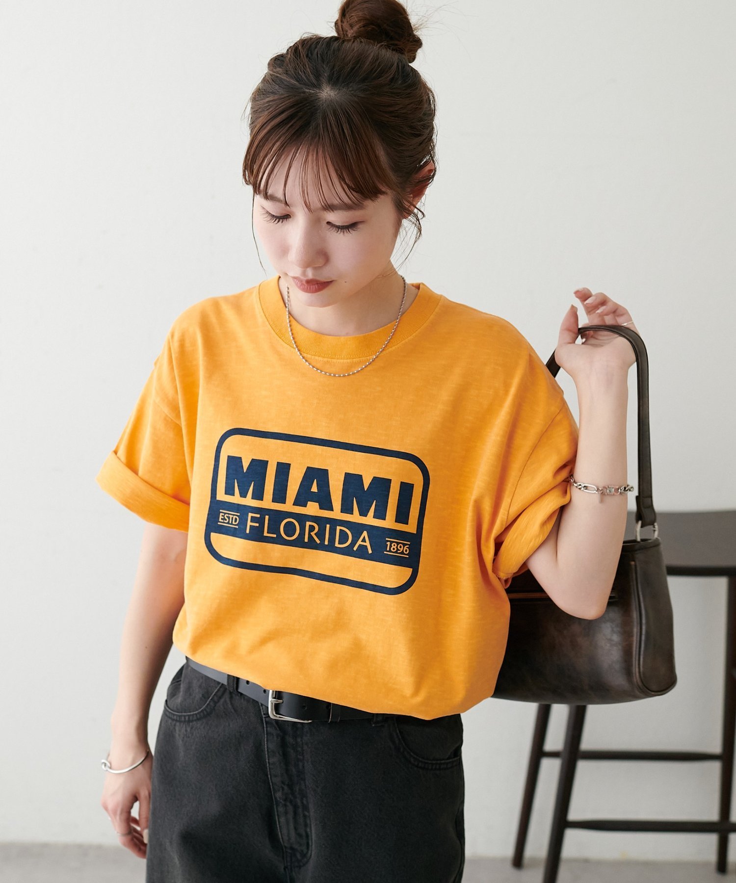 【Enlude】ピグメントスラブサインボードTシャツ《ユニセックス》 ディスコート トップス カットソー・Tシャツ ブラウン オレンジ ホワイト