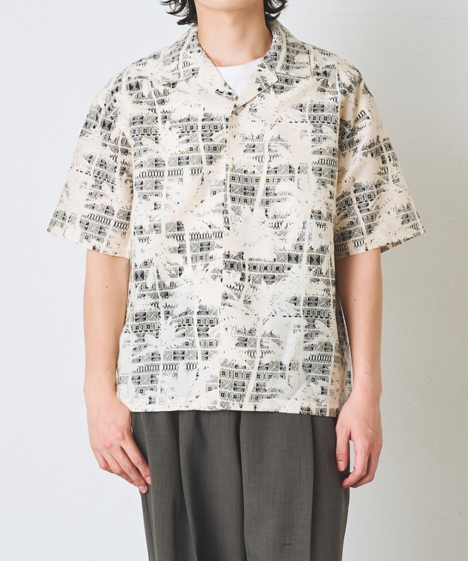ジオメトリックプリントオープンカラーシャツ コロニー トゥーワンスリーナイン トップス シャツ・ブラウス ブラック ホワイト