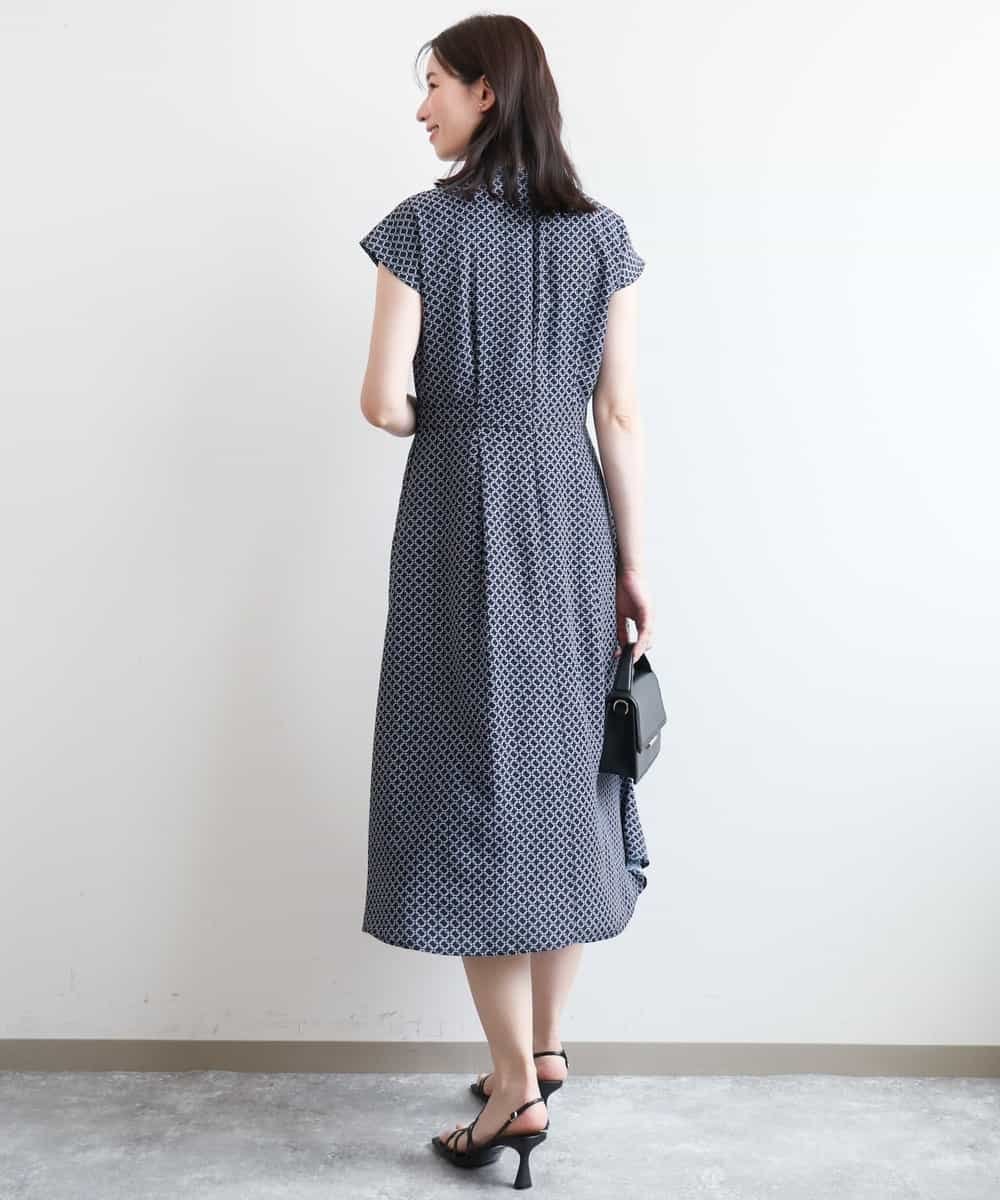 OFUON 幾何柄ボウタイ風フレアワンピース/UVカット/洗濯機で洗える/WEB限定サイズあり オフオン ワンピース・ドレス ワンピース ネイビー ホワイト