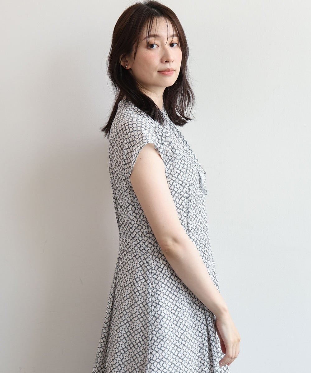 OFUON 幾何柄ボウタイ風フレアワンピース/UVカット/洗濯機で洗える/WEB限定サイズあり オフオン ワンピース・ドレス ワンピース ネイビー ホワイト