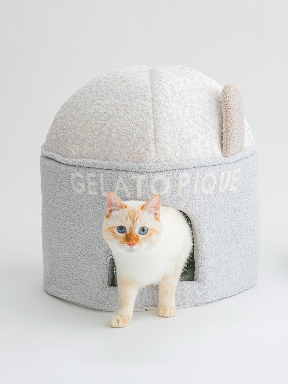 gelato pique（ジェラートピケ）【CAT&DOG】【販路限定商品】ベビモコカップアイス型ハウス※直営店舗での取り扱いはございません。※注意事項・不良品・ご注文と異なった商品が届いた場合以外の返品・交換等はお受けできません。・CAT&DOG商品に関しては、ご試着された場合は返品・交換・修理不可になります。・お客様のご都合（イメージが違う、サイズが合わない、不要になった等）による返品・交換は承っておりません。【もぐりたくなる！ベビモコ素材のカップアイス型ハウス】【Fabric】ふわふわの「BABYMOCO（ベビモコ）」を素材を使いました。【Design/Styling】「gelatopique」の定番素材やデザインを取り入れた、おしゃれでキュートなペットアイテムが誕生しました。ふわふわとやわらかいベビモコ素材を使ったペット用ハウスは、ピケならではのスウィートなカップアイス型。バニラをベースに、ソーダとストロベリーのつぶつぶが入ったアイスをイメージした写真映えするハウスです。取り外し可能のクッションは、もちもちした肌触りの中わた入り。もぐるのが大好きなネコちゃんや小さなワンちゃんにおすすめです。本体にコンセント通しの穴あり、底面は滑り止め付きです。※こちらの商品にはホットカーペットのコードを通すための穴が開いております。※照明の関係により、実際よりも色味が違って見える場合があります。またパソコン・スマートフォンなどの環境により、若干製品と画像のカラーが異なる場合もございます。予めご了承ください。商品の色味は、商品単品画像をご参照下さい。※商品画像はサンプルのため、色味やサイズ等の仕様に変更がある場合がございますので、予めご了承ください。【CAT&DOGのサイズ表】型番：PAGG229500-L3-3U FY7691【採寸】サイズ幅高さ奥行入口の幅入口の高さクッション縦クッション横F44cm48cm44cm20.5cm17cm42cm42cm商品のサイズについて【商品詳細】中国素材：ポリエステル100%/ポリエステル100%/(別布)綿100%/詰物:ウレタンフォーム(やらかいもの)中わた:ポリエステル100%/付属:ポリエステル100%サイズ：F[99]※画面上と実物では多少色具合が異なって見える場合もございます。ご了承ください。商品のカラーについて 【予約商品について】 ※「先行予約販売中」「予約販売中」をご注文の際は予約商品についてをご確認ください。gelato pique（ジェラートピケ）【CAT&DOG】【販路限定商品】ベビモコカップアイス型ハウス※直営店舗での取り扱いはございません。※注意事項・不良品・ご注文と異なった商品が届いた場合以外の返品・交換等はお受けできません。・CAT&DOG商品に関しては、ご試着された場合は返品・交換・修理不可になります。・お客様のご都合（イメージが違う、サイズが合わない、不要になった等）による返品・交換は承っておりません。【もぐりたくなる！ベビモコ素材のカップアイス型ハウス】【Fabric】ふわふわの「BABYMOCO（ベビモコ）」を素材を使いました。【Design/Styling】「gelatopique」の定番素材やデザインを取り入れた、おしゃれでキュートなペットアイテムが誕生しました。ふわふわとやわらかいベビモコ素材を使ったペット用ハウスは、ピケならではのスウィートなカップアイス型。バニラをベースに、ソーダとストロベリーのつぶつぶが入ったアイスをイメージした写真映えするハウスです。取り外し可能のクッションは、もちもちした肌触りの中わた入り。もぐるのが大好きなネコちゃんや小さなワンちゃんにおすすめです。本体にコンセント通しの穴あり、底面は滑り止め付きです。※こちらの商品にはホットカーペットのコードを通すための穴が開いております。※照明の関係により、実際よりも色味が違って見える場合があります。またパソコン・スマートフォンなどの環境により、若干製品と画像のカラーが異なる場合もございます。予めご了承ください。商品の色味は、商品単品画像をご参照下さい。※商品画像はサンプルのため、色味やサイズ等の仕様に変更がある場合がございますので、予めご了承ください。【CAT&DOGのサイズ表】型番：PAGG229500-L3-3U FY7691【採寸】サイズ幅高さ奥行入口の幅入口の高さクッション縦クッション横F44cm48cm44cm20.5cm17cm42cm42cm商品のサイズについて【商品詳細】中国素材：ポリエステル100%/ポリエステル100%/(別布)綿100%/詰物:ウレタンフォーム(やらかいもの)中わた:ポリエステル100%/付属:ポリエステル100%サイズ：F[99]※画面上と実物では多少色具合が異なって見える場合もございます。ご了承ください。商品のカラーについて 【予約商品について】 ※「先行予約販売中」「予約販売中」をご注文の際は予約商品についてをご確認ください。■重要なお知らせ※ 当店では、ギフト配送サービス及びラッピングサービスを行っておりません。ご注文者様とお届け先が違う場合でも、タグ（値札）付「納品書 兼 返品連絡票」同梱の状態でお送り致しますのでご了承ください。 ラッピング・ギフト配送について※ 2点以上ご購入の場合、全ての商品が揃い次第一括でのお届けとなります。お届け予定日の異なる商品をお買い上げの場合はご注意下さい。お急ぎの商品がございましたら分けてご購入いただきますようお願い致します。発送について ※ 買い物カートに入れるだけでは在庫確保されませんのでお早めに購入手続きをしてください。当店では在庫を複数サイトで共有しているため、同時にご注文があった場合、売切れとなってしまう事がございます。お手数ですが、ご注文後に当店からお送りする「ご注文内容の確認メール」をご確認ください。ご注文の確定について ※ Rakuten Fashionの商品ページに記載しているメーカー希望小売価格は、楽天市場「商品価格ナビ」に登録されている価格に準じています。 商品の価格についてgelato piquegelato piqueのペット用ベッド・マット・クッションペット用品ご注文・お届けについて発送ガイドラッピンググッズ3,980円以上送料無料ご利用ガイド