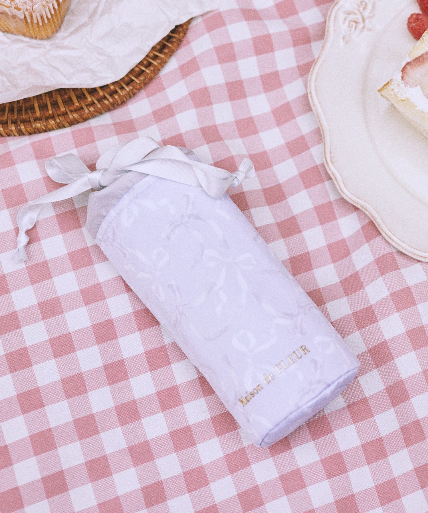 Maison de FLEUR 【保冷機能付き】リボン柄巾着ボトルケース メゾン ド フルール 財布・ポーチ・ケース ポーチ ブルー ピンク