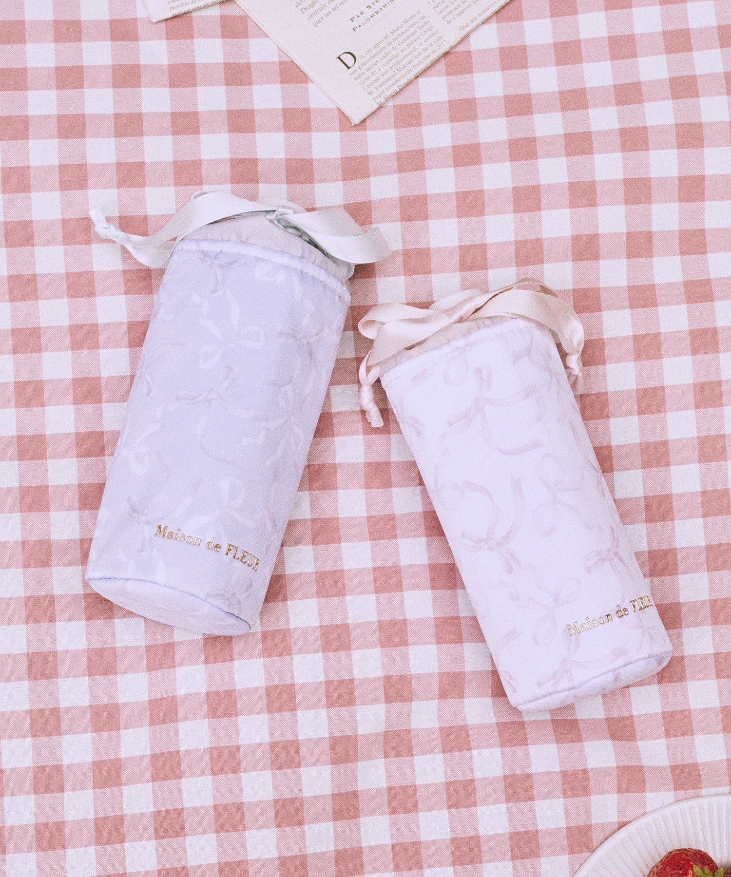 Maison de FLEUR 【保冷機能付き】リボン柄巾着ボトルケース メゾン ド フルール 財布・ポーチ・ケース ポーチ ブルー ピンク