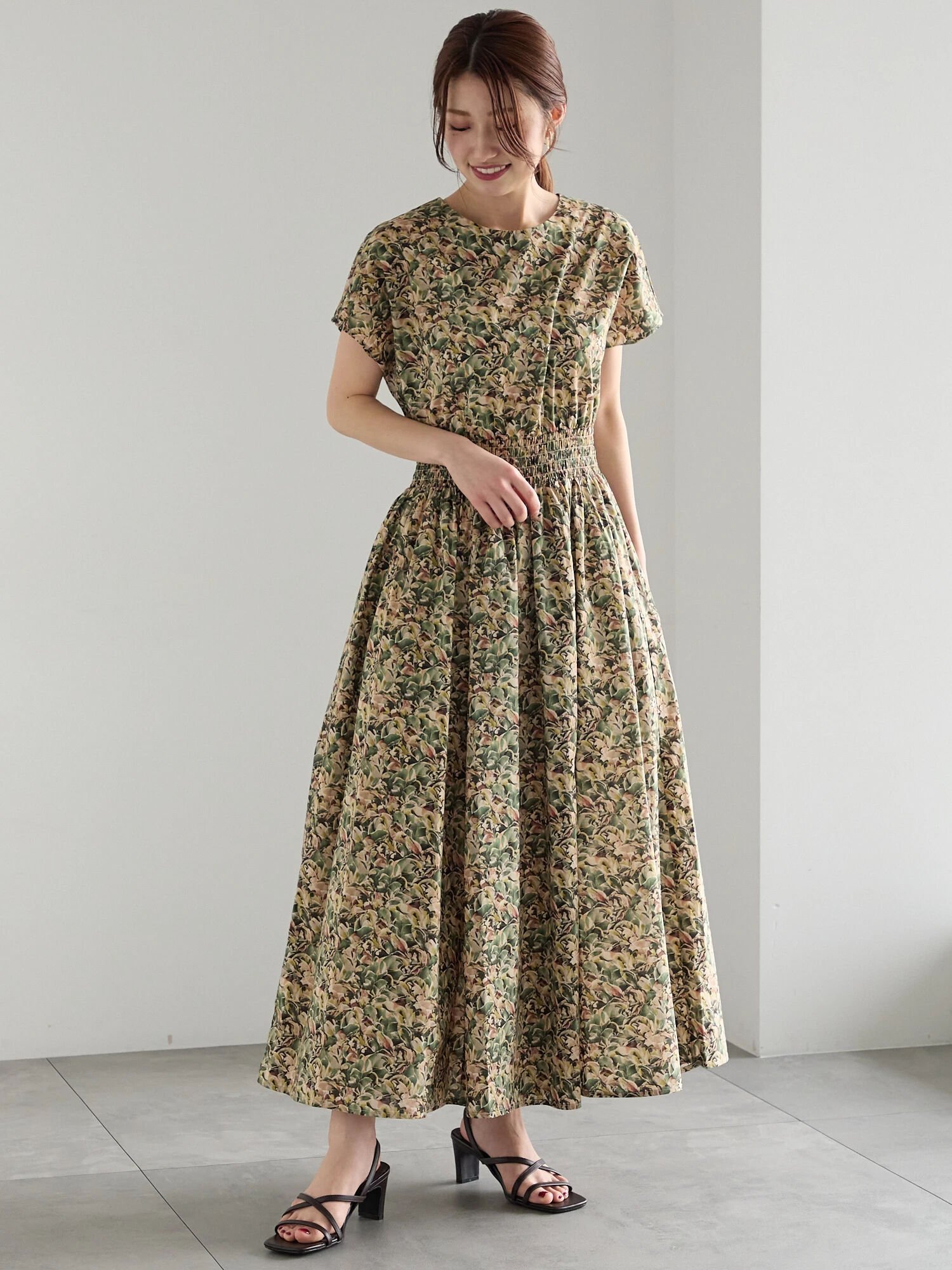 【SALE／25%OFF】Te chichi 【LIBERTY】シャーリングワンピース《2025summer catalog item》 テチチ ワンピース・ドレス ワンピース ブラック ブルー【送料無料】のサムネイル