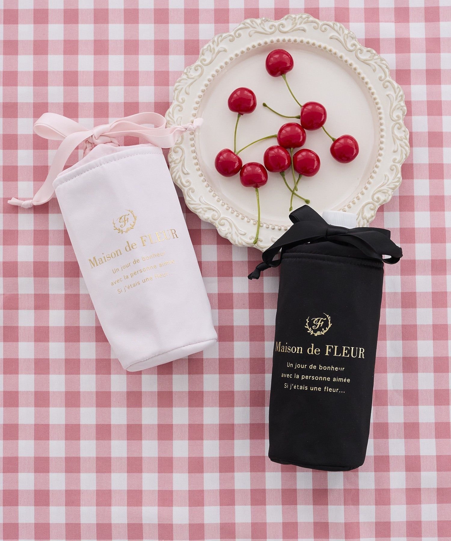 Maison de FLEUR 【保冷機能付き】サテン巾着ボトルケース メゾン ド フルール 財布・ポーチ・ケース ポーチ ピンク ブラック