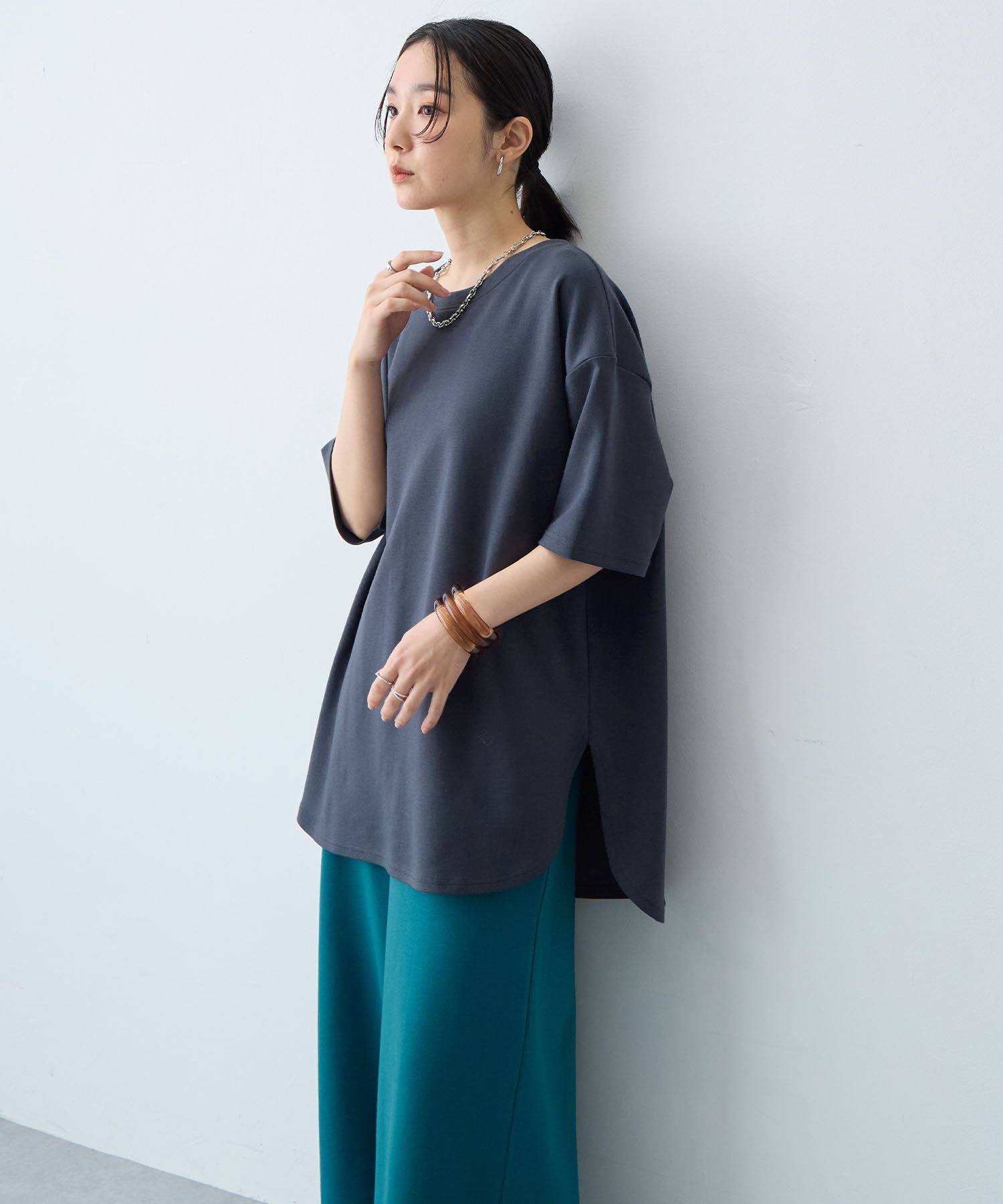 cross marche 【anyfee/大きいサイズ】着てサラなめらかポンチ素材裾ラウンドTシャツ《接触冷感・吸水速乾》(2026SS) クロスマルシェ トップス カットソー・Tシャツ ホワイト グレー ブラウン ブラック