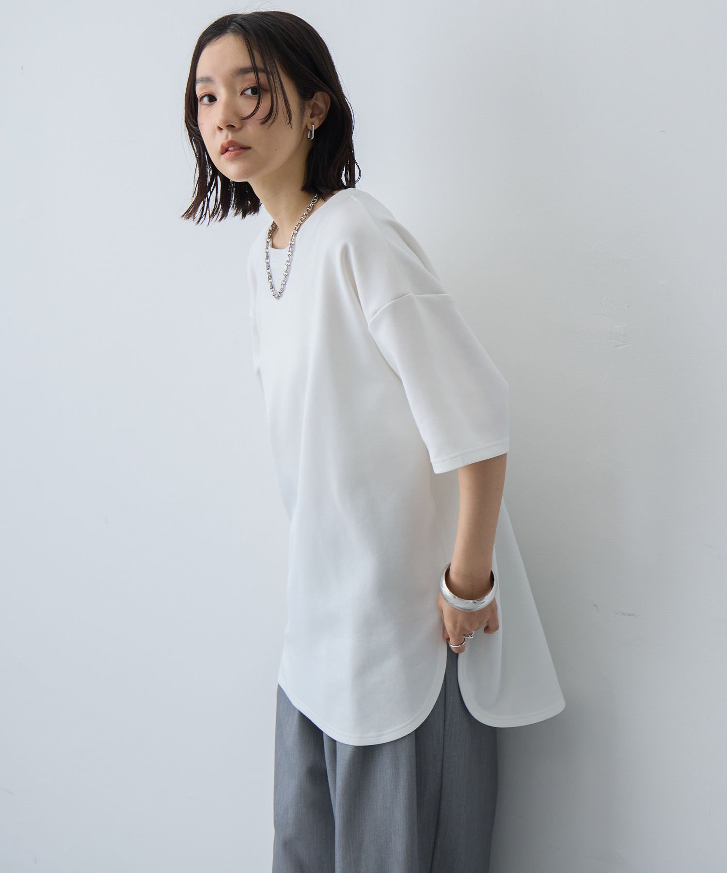 cross marche 【anyfee/大きいサイズ】着てサラなめらかポンチ素材裾ラウンドTシャツ《接触冷感・吸水速乾》(2026SS) クロスマルシェ トップス カットソー・Tシャツ ホワイト グレー ブラウン ブラック