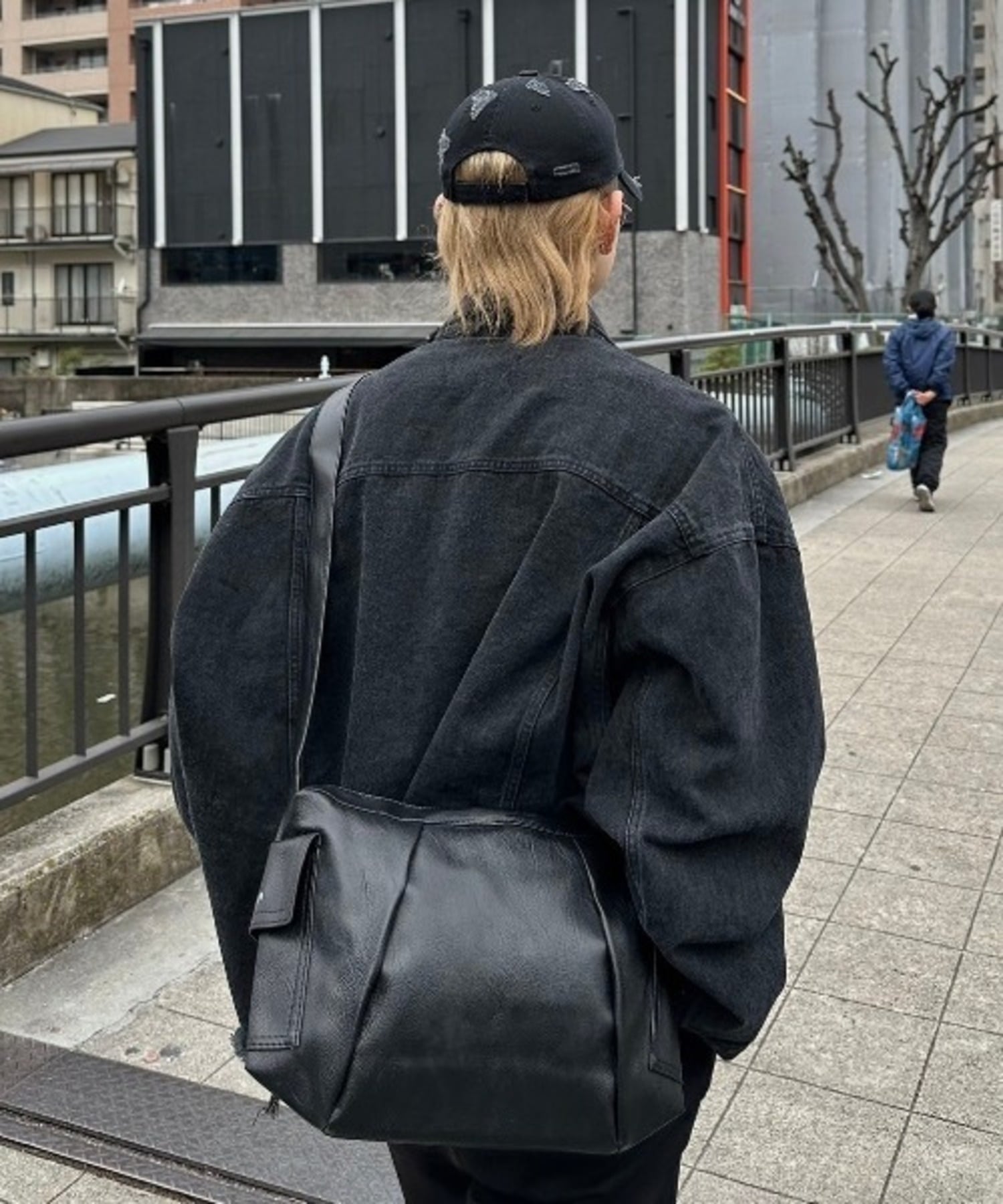 Chikashitsu + 【Chikashitsu +】multi pocket shoulder bag / バッグ 鞄 ショルダーバッグ ネバーマインドザエックスユー／チカシツプラス バッグ ショルダーバッグ ブラック【送料無料】