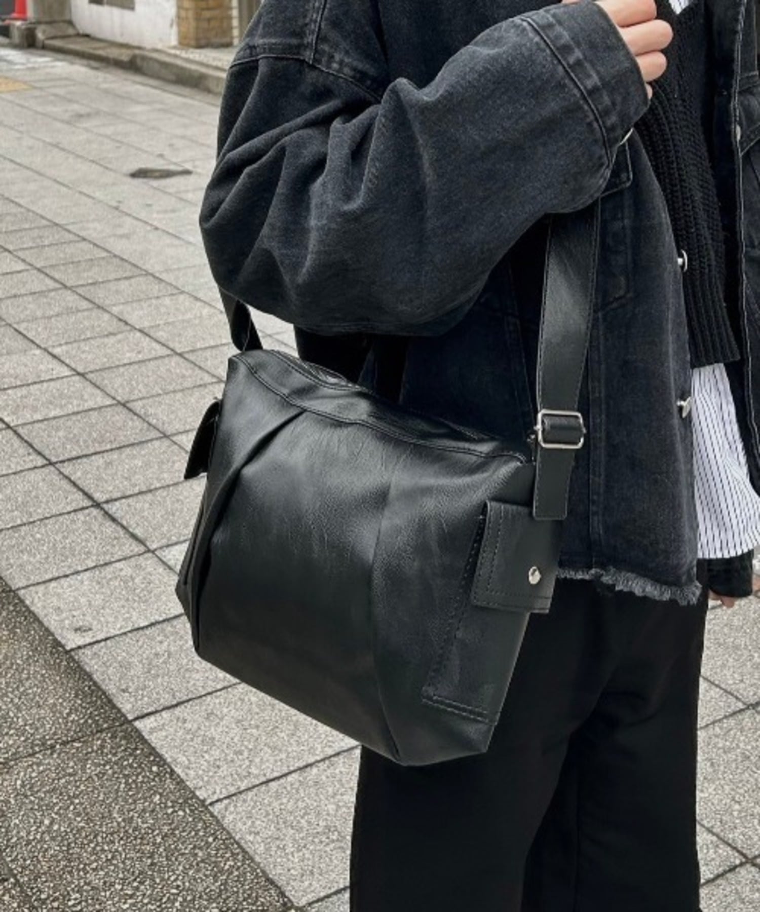 Chikashitsu + 【Chikashitsu +】multi pocket shoulder bag / バッグ 鞄 ショルダーバッグ ネバーマインドザエックスユー／チカシツプラス バッグ ショルダーバッグ ブラック【送料無料】