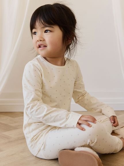JAMIE KAY（ジェイミーケイ）【ベビー&キッズ】長袖パジャマセットDitsy Cherries/オーガニックコットン(70~120cm)小さなチェリーモチーフを、やわらかなニュートラルカラーのベースにさりげなく散りばめたデザイン。甘さの中に遊び心を感じる立体感のあるパターンで、シンプルなアイテムをさりげなく引き立てます。長袖パジャマセットはリラックスタイムに最適。上下セットでコーディネートに迷わず、リラックスタイムを楽しく演出します。なぜオーガニックコットンなのか＝肌に優しいからです。従来のコットンは化学薬品を使用しているため、デリケートな肌を刺激する可能性があります。肌触りがやさしく、耐久性、保温性にもすぐれたオーガニックコットンは人にも地球にも優しい素材です。【Size Chart】50…0ー3ヶ月　60…3ー6ヶ月70…6ヶ月ー80…1才ー90…2才ー95…3才ー100…4才ー110…5才ー120…6才ー※参考年齢は目安となります。個人差がございますのでご注意ください。※商品によっては、展開のないサイズがある場合がございます。※照明の関係により、実際よりも色味が違って見える場合があります。またパソコン・スマートフォンなどの環境により、若干製品と画像のカラーが異なる場合もございます。予めご了承ください。商品の色味は、商品単品画像をご参照下さい。※商品画像はサンプルのため、色味やサイズ等の仕様に変更がある場合がございますので、予めご了承ください。型番：JKCO261130-L8-4g RN1696【採寸】サイズ着丈バストウエストボトムス着丈7036cm49cm38cm42.5cm8038cm51cm40cm45.5cm9040cm53cm42cm49.5cm10044cm57cm46cm57.5cm11046cm59cm48cm61.5cm12048cm61cm50cm64.5cm商品のサイズについて【商品詳細】ベトナム素材：綿95%,ポリウレタン5%サイズ：70[72]、80[73]、100[75]、110[76]、120[77]、90[74]※画面上と実物では多少色具合が異なって見える場合もございます。ご了承ください。商品のカラーについてJAMIE KAY（ジェイミーケイ）【ベビー&キッズ】長袖パジャマセットDitsy Cherries/オーガニックコットン(70~120cm)小さなチェリーモチーフを、やわらかなニュートラルカラーのベースにさりげなく散りばめたデザイン。甘さの中に遊び心を感じる立体感のあるパターンで、シンプルなアイテムをさりげなく引き立てます。長袖パジャマセットはリラックスタイムに最適。上下セットでコーディネートに迷わず、リラックスタイムを楽しく演出します。なぜオーガニックコットンなのか＝肌に優しいからです。従来のコットンは化学薬品を使用しているため、デリケートな肌を刺激する可能性があります。肌触りがやさしく、耐久性、保温性にもすぐれたオーガニックコットンは人にも地球にも優しい素材です。【Size Chart】50…0ー3ヶ月　60…3ー6ヶ月70…6ヶ月ー80…1才ー90…2才ー95…3才ー100…4才ー110…5才ー120…6才ー※参考年齢は目安となります。個人差がございますのでご注意ください。※商品によっては、展開のないサイズがある場合がございます。※照明の関係により、実際よりも色味が違って見える場合があります。またパソコン・スマートフォンなどの環境により、若干製品と画像のカラーが異なる場合もございます。予めご了承ください。商品の色味は、商品単品画像をご参照下さい。※商品画像はサンプルのため、色味やサイズ等の仕様に変更がある場合がございますので、予めご了承ください。型番：JKCO261130-L8-4g RN1696【採寸】サイズ着丈バストウエストボトムス着丈7036cm49cm38cm42.5cm8038cm51cm40cm45.5cm9040cm53cm42cm49.5cm10044cm57cm46cm57.5cm11046cm59cm48cm61.5cm12048cm61cm50cm64.5cm商品のサイズについて【商品詳細】ベトナム素材：綿95%,ポリウレタン5%サイズ：70[72]、80[73]、100[75]、110[76]、120[77]、90[74]※画面上と実物では多少色具合が異なって見える場合もございます。ご了承ください。商品のカラーについて