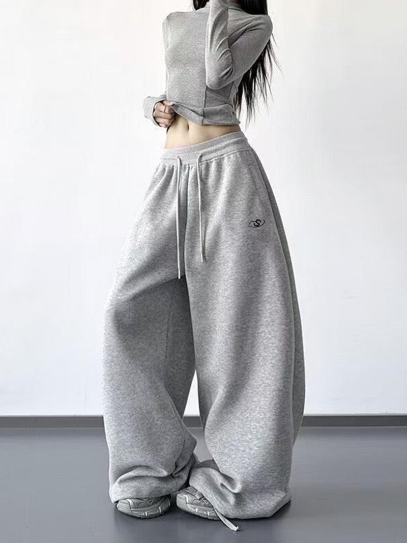 LADY LIKE ワンポイント刺繍極太スエットパンツ ディアベル パンツ ジャージ・スウェットパンツ ブラック グレー