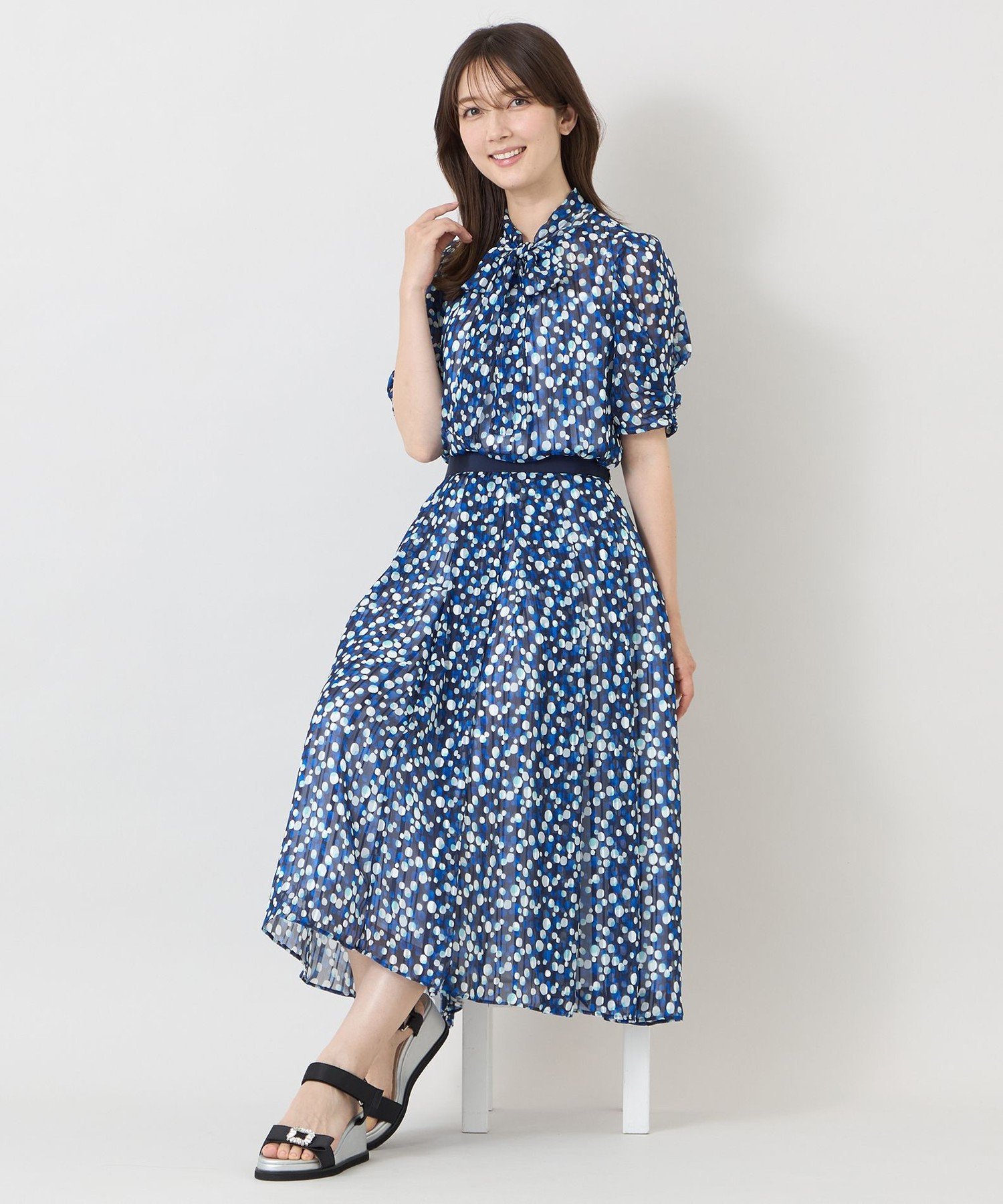TO BE CHIC 【L】【冨張 愛さん着用】シャドードットプリント ボータイブラウス サンヨー エルサイズ トップス シャツ・ブラウス ブルー