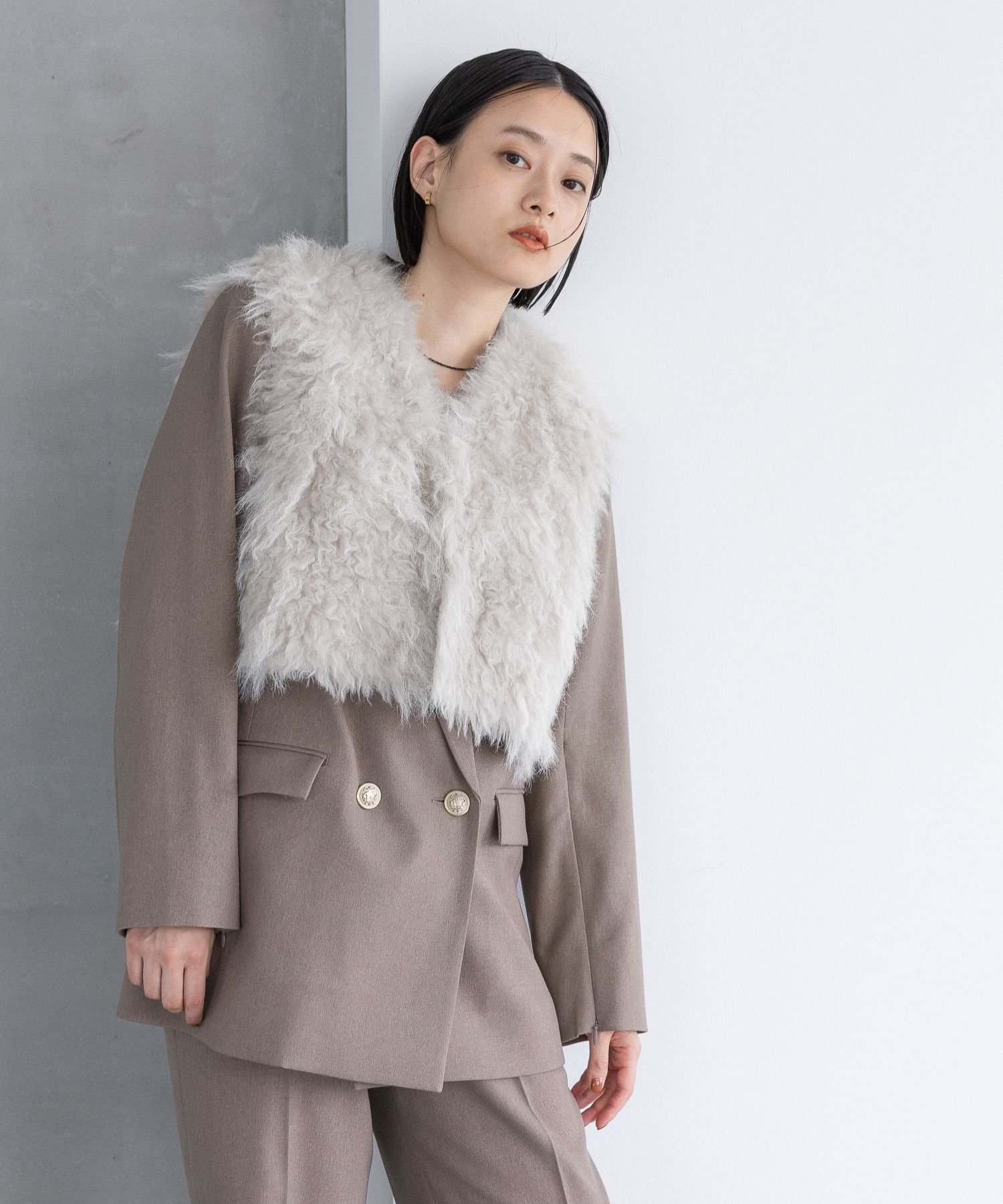 【SALE／50%OFF】A part by フェイクファーショートベスト アパートバイ トップス ベスト・ジレ ベージ..