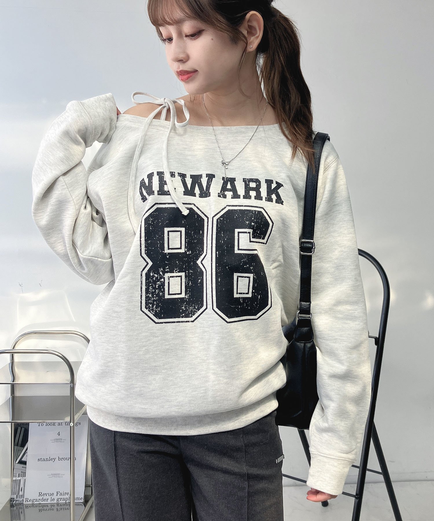 AS KNOW AS plus ♪2WAY リボン ロゴスウェットプルオーバー(ボートネック・ワンショルダー) アズノゥアズプラス トップス スウェット・トレーナー グレー ワインレッド【送料無料】