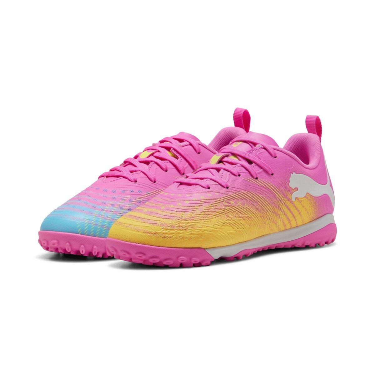 PUMA（プーマ）キッズ フューチャー 9 プレイ TT + ミッド サッカートレーニングシューズ 20-22.5cm FUTURE 9 PLAY TT + Mid Jr商品名キッズ フューチャー 9 プレイ TT + ミッド サッカートレーニングシューズ 20-22.5cm FUTURE 9 PLAY TT + Mid Jr商品情報固い土/人工芝グラウンドでのトレーニング対応固い土や人工芝グラウンドでのトレーニングに対応した、キッズ・ジュニア向けの高機能モデル。ミッドカット仕様で足首をしっかりサポートし、安定感と快適な履き心地を実現。軽量で通気性に優れた設計により、長時間の練習でも快適さをキープします。ターフコートで優れたグリップ力を発揮するゴムアウトソールと、衝撃を吸収するEVAミッドソールで、成長期の足にやさしい構造。初心者から経験者まで、サッカーの練習や試合でパフォーマンスをサポートする一足です。詳細ミッドソール：EVAベースで構成されたミッドソールがクッションとなり子供の足への衝撃を緩和。成長過程の子供の膝や足首への負担を軽減します。アウトソール：ゴム底靴紐プーマロゴ型番：108931-05-05-z SA9701【採寸】サイズ:20,幅:7.5cm,ヒール高:2.5cm,重さ:-サイズ:21,幅:8cm,ヒール高:2.5cm,重さ:-サイズ:21.5,幅:8cm,ヒール高:2.5cm,重さ:-サイズ:22,幅:8cm,ヒール高:2.5cm,重さ:-サイズ:22.5,幅:8cm,ヒール高:3cm,重さ:-サイズ:23,幅:8cm,ヒール高:3cm,重さ:-サイズ:23.5,幅:8.5cm,ヒール高:3cm,重さ:-サイズ:24,幅:8.5cm,ヒール高:3cm,重さ:252gサイズ:24.5,幅:8.5cm,ヒール高:3cm,重さ:-商品のサイズについて【商品詳細】インドネシア素材：アッパー:人工皮革,ミッドソール:合成樹脂(EVA樹脂),アウトソール:ゴム底サイズ：20、21、21.5、22、22.5、23、23.5、24、24.5※画面上と実物では多少色具合が異なって見える場合もございます。ご了承ください。商品のカラーについてPUMA（プーマ）キッズ フューチャー 9 プレイ TT + ミッド サッカートレーニングシューズ 20-22.5cm FUTURE 9 PLAY TT + Mid Jr商品名キッズ フューチャー 9 プレイ TT + ミッド サッカートレーニングシューズ 20-22.5cm FUTURE 9 PLAY TT + Mid Jr商品情報固い土/人工芝グラウンドでのトレーニング対応固い土や人工芝グラウンドでのトレーニングに対応した、キッズ・ジュニア向けの高機能モデル。ミッドカット仕様で足首をしっかりサポートし、安定感と快適な履き心地を実現。軽量で通気性に優れた設計により、長時間の練習でも快適さをキープします。ターフコートで優れたグリップ力を発揮するゴムアウトソールと、衝撃を吸収するEVAミッドソールで、成長期の足にやさしい構造。初心者から経験者まで、サッカーの練習や試合でパフォーマンスをサポートする一足です。詳細ミッドソール：EVAベースで構成されたミッドソールがクッションとなり子供の足への衝撃を緩和。成長過程の子供の膝や足首への負担を軽減します。アウトソール：ゴム底靴紐プーマロゴ型番：108931-05-05-z SA9701【採寸】サイズ:20,幅:7.5cm,ヒール高:2.5cm,重さ:-サイズ:21,幅:8cm,ヒール高:2.5cm,重さ:-サイズ:21.5,幅:8cm,ヒール高:2.5cm,重さ:-サイズ:22,幅:8cm,ヒール高:2.5cm,重さ:-サイズ:22.5,幅:8cm,ヒール高:3cm,重さ:-サイズ:23,幅:8cm,ヒール高:3cm,重さ:-サイズ:23.5,幅:8.5cm,ヒール高:3cm,重さ:-サイズ:24,幅:8.5cm,ヒール高:3cm,重さ:252gサイズ:24.5,幅:8.5cm,ヒール高:3cm,重さ:-商品のサイズについて【商品詳細】インドネシア素材：アッパー:人工皮革,ミッドソール:合成樹脂(EVA樹脂),アウトソール:ゴム底サイズ：20、21、21.5、22、22.5、23、23.5、24、24.5※画面上と実物では多少色具合が異なって見える場合もございます。ご了承ください。商品のカラーについて