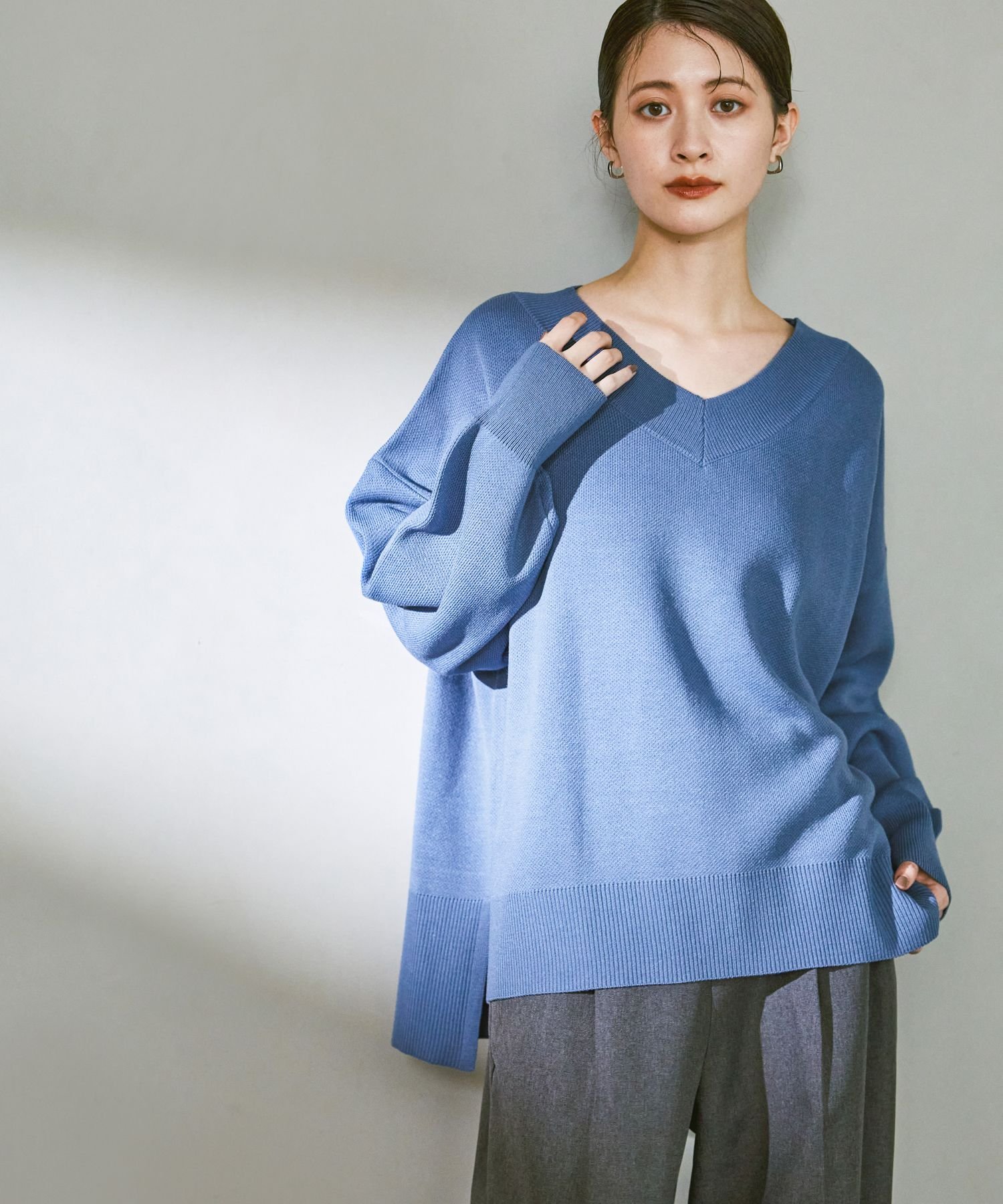 LAKOLE Vネックニットプルオーバー ラコレ トップス ニット グレー ブラック ブラウン ホワイト パープル ブルーのサムネイル