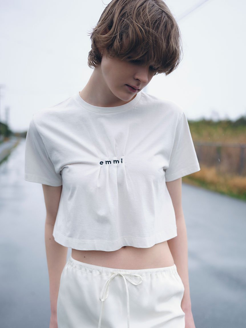【SALE／40%OFF】emmi 【emmi×PlaX(TM)】クロップドemmiロゴTシャツ エミ トップス カットソー・Tシャツ ブラック ホワイト【送料無料】のサムネイル