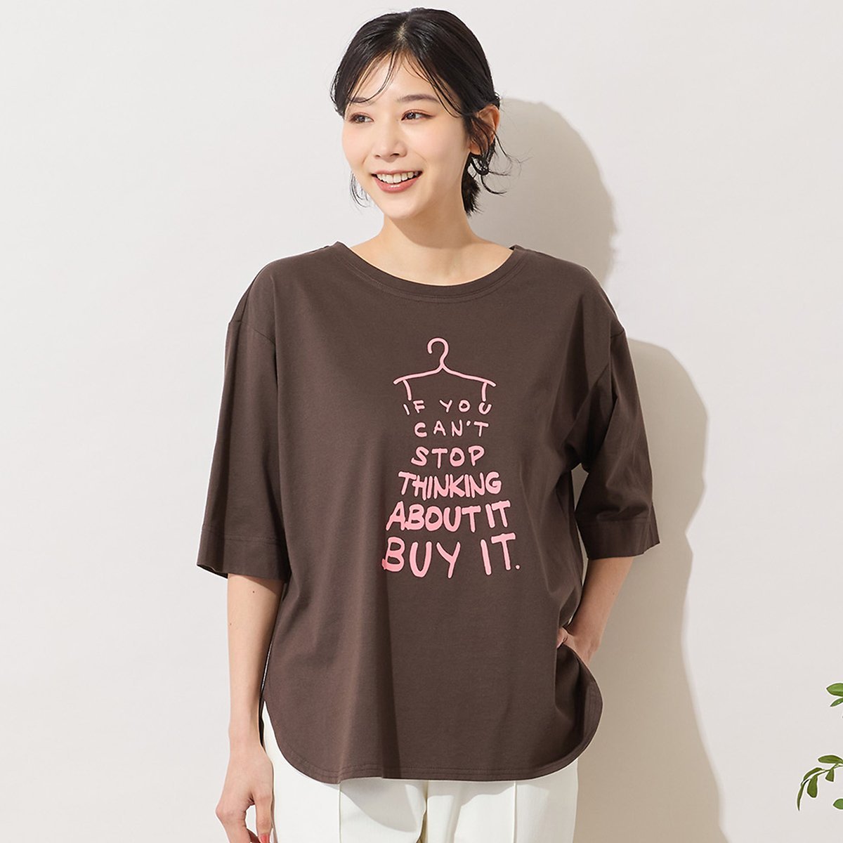 PISANO 【手洗いOK・綿100%・接触冷感】ロゴドレスプリントTシャツ ピサーノ トップス カットソー・Tシャツ ホワイト ブラウン オレンジ