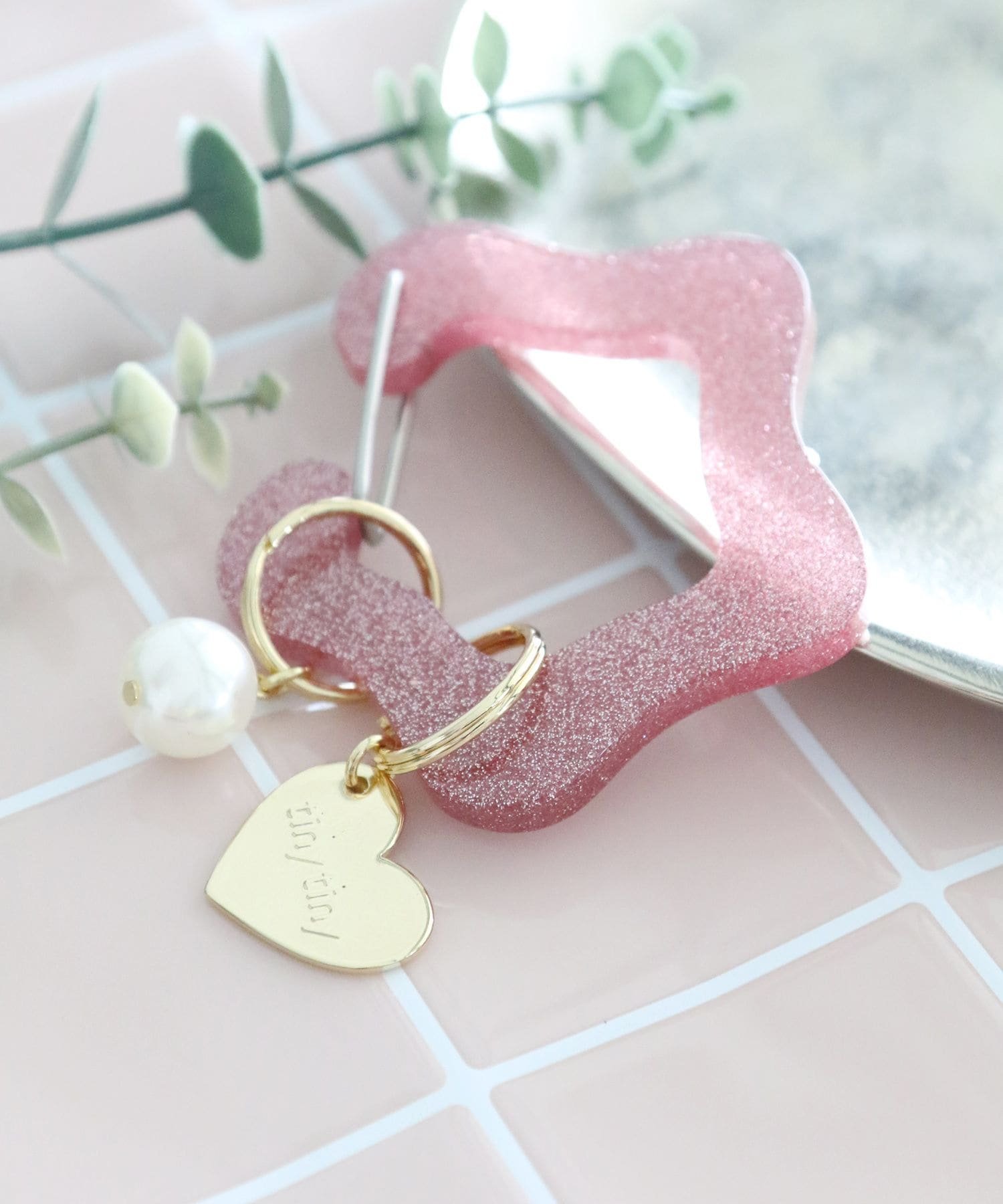 tiny tiny ラメチャーム付きカラビナ[tiny tiny(ティニーティニー)] ニコアンド ファッション雑貨 チャーム・キーチェーン ピンク グレー レッド イエロー ブルーのサムネイル