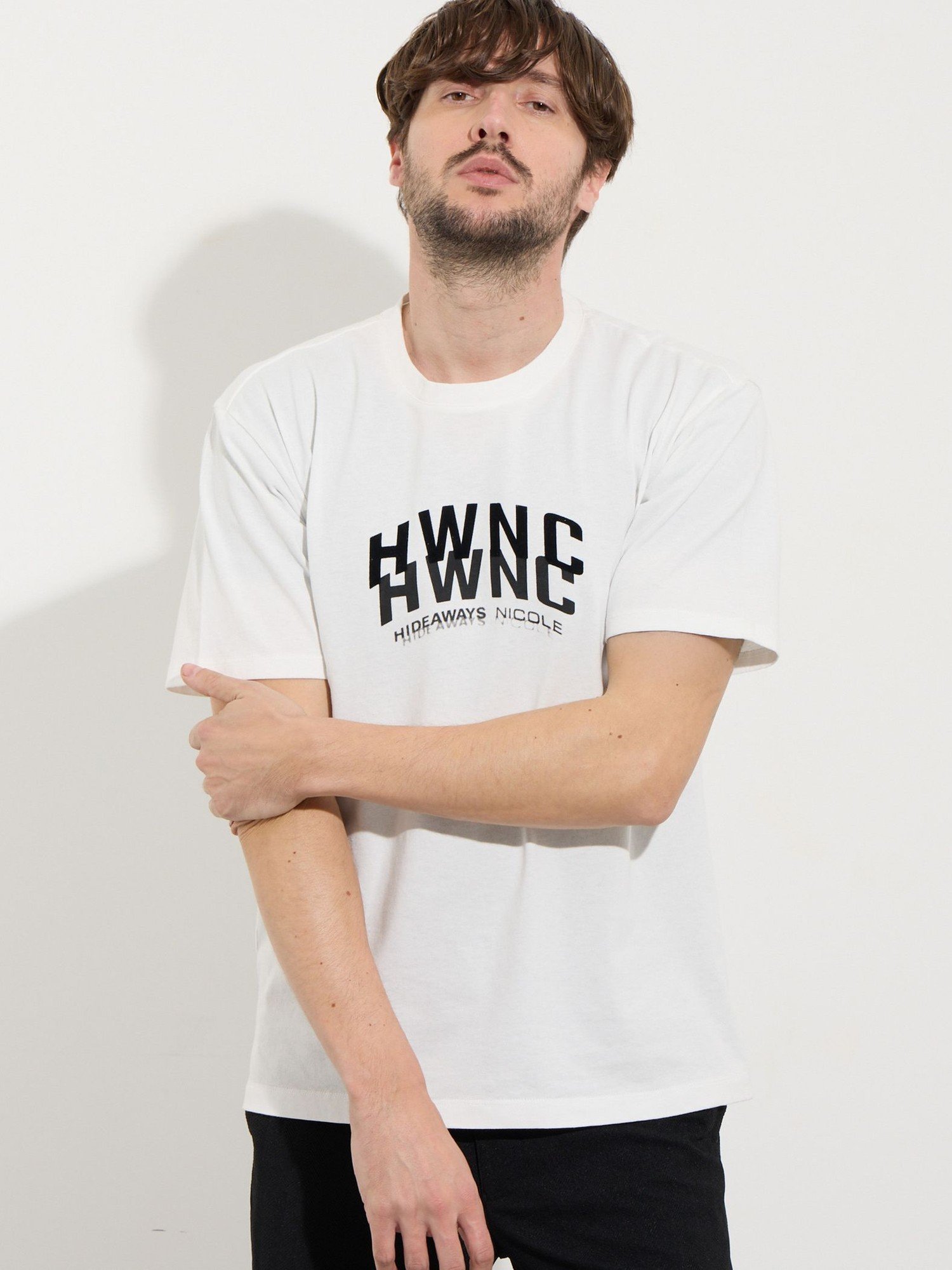HIDEAWAYS NICOLE ピグメント加工ロゴプリント半袖Tシャツ ニコル トップス カットソー・Tシャツ グレー ホワイト
