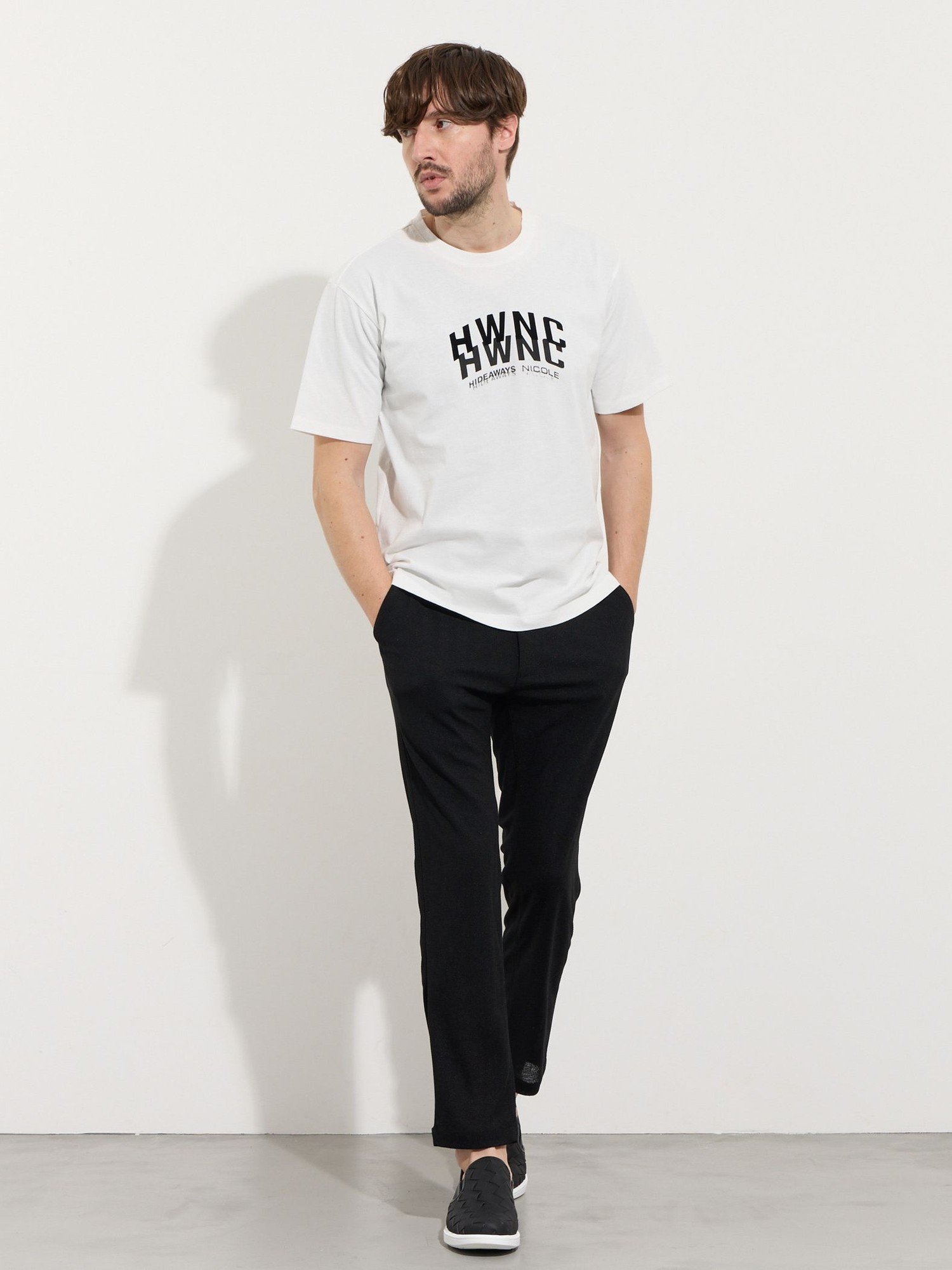 HIDEAWAYS NICOLE ピグメント加工ロゴプリント半袖Tシャツ ニコル トップス カットソー・Tシャツ グレー ホワイト
