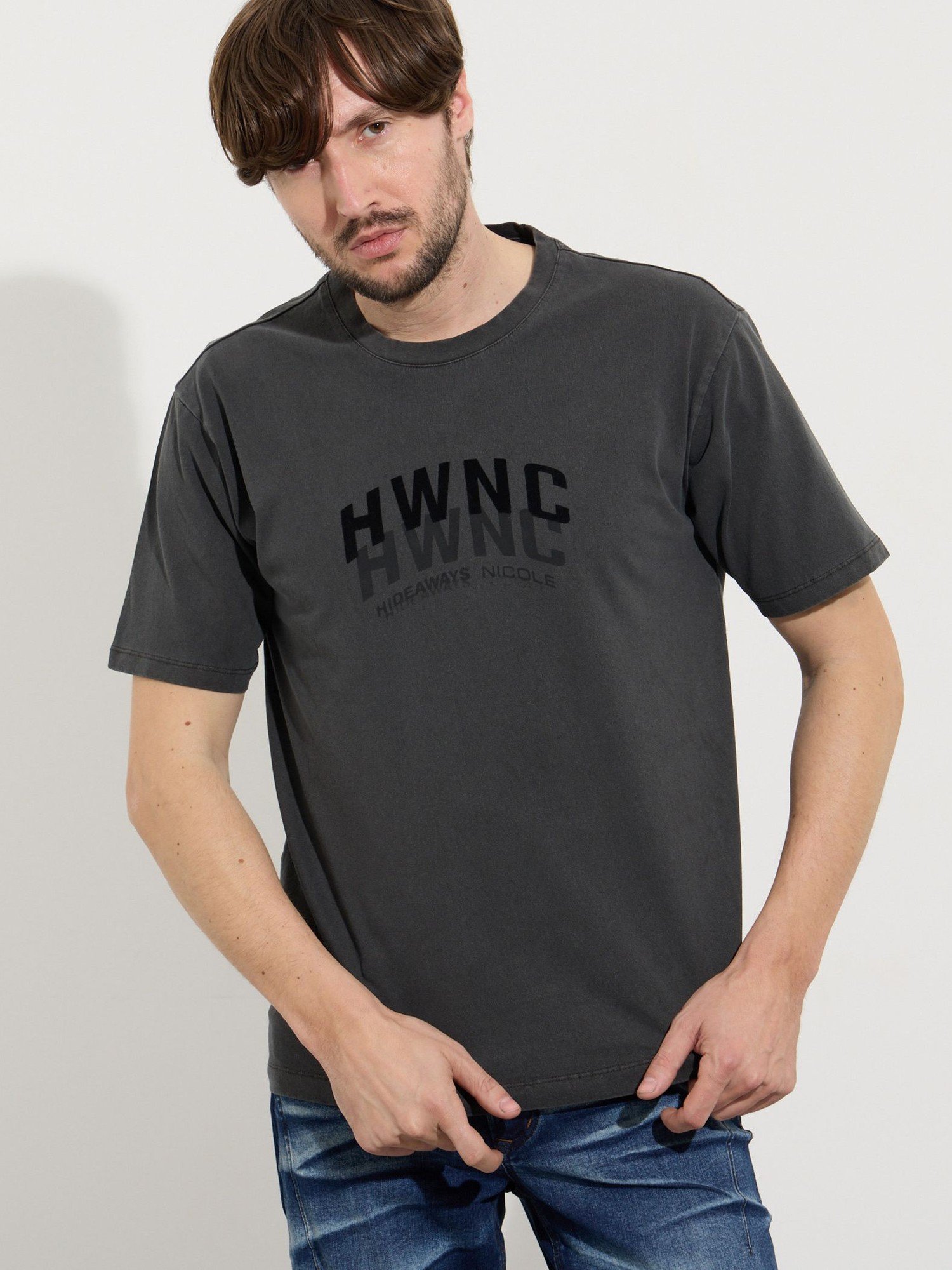 HIDEAWAYS NICOLE ピグメント加工ロゴプリント半袖Tシャツ ニコル トップス カットソー・Tシャツ グレー ホワイト