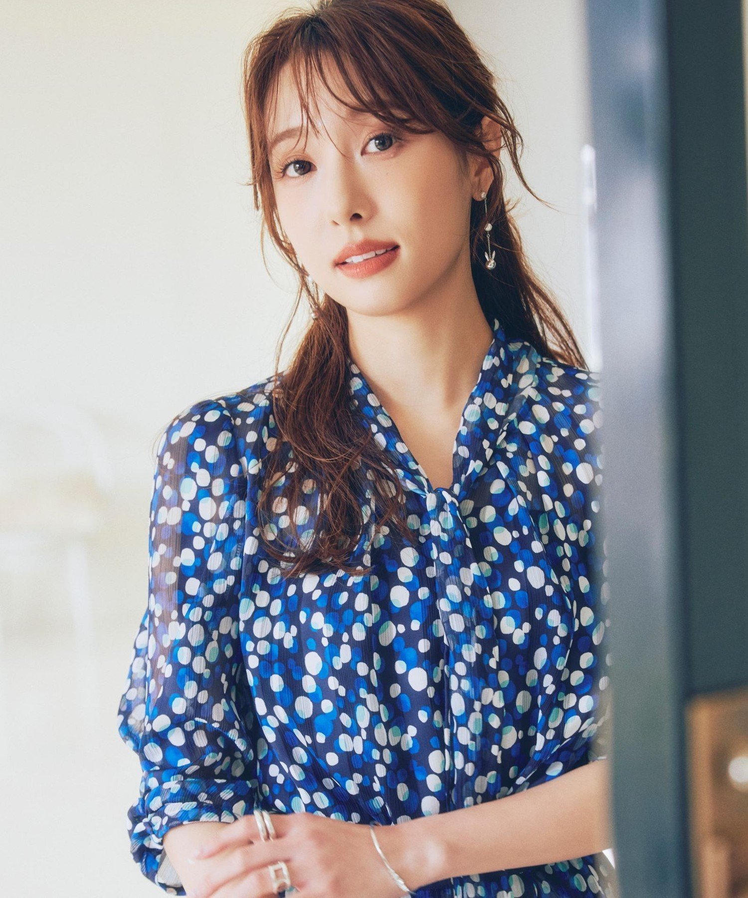 TO BE CHIC 【冨張 愛さん着用】シャドードットプリント ボータイブラウス トゥー ビー シック トップス シャツ・ブラウス ブルー