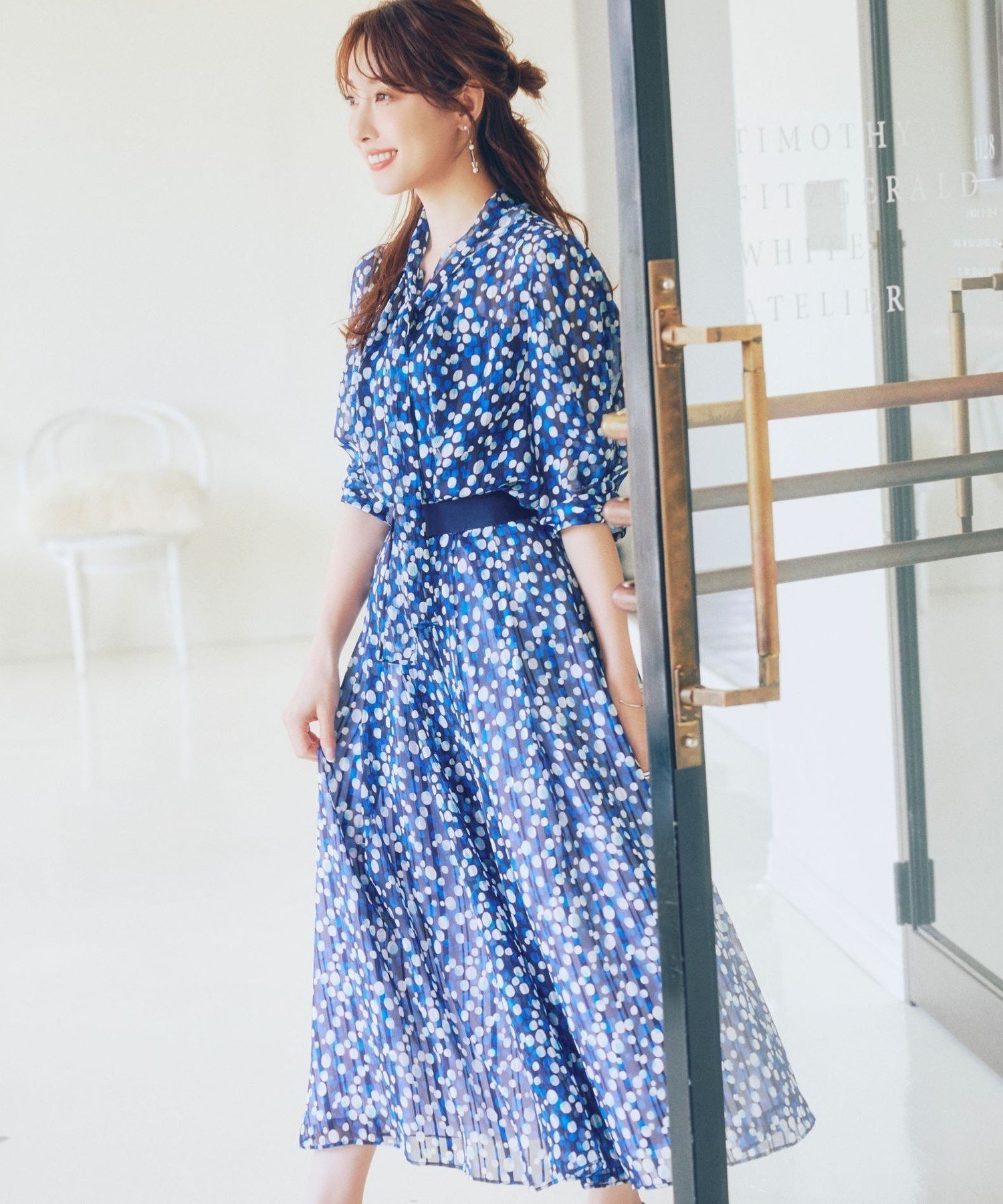 TO BE CHIC 【冨張 愛さん着用】シャドードットプリント ボータイブラウス トゥー ビー シック トップス シャツ・ブラウス ブルー