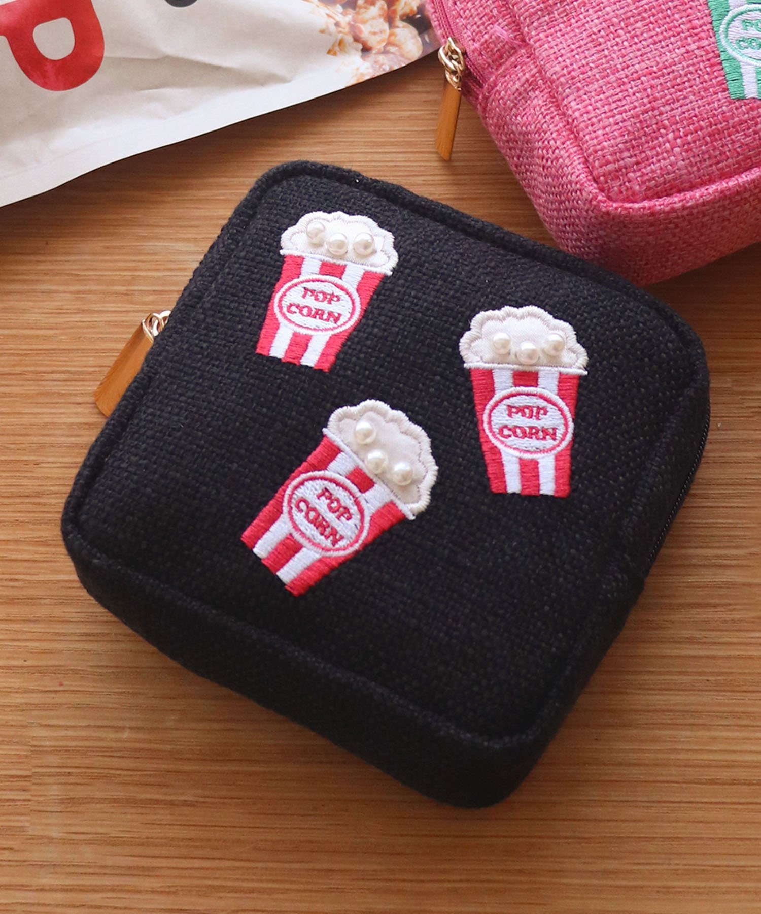 MIAN 【コンパクト/プレゼント】ポップコーン刺繍スクエアポーチ トライシル 財布・ポーチ・ケース ポーチ ブラック ピンク