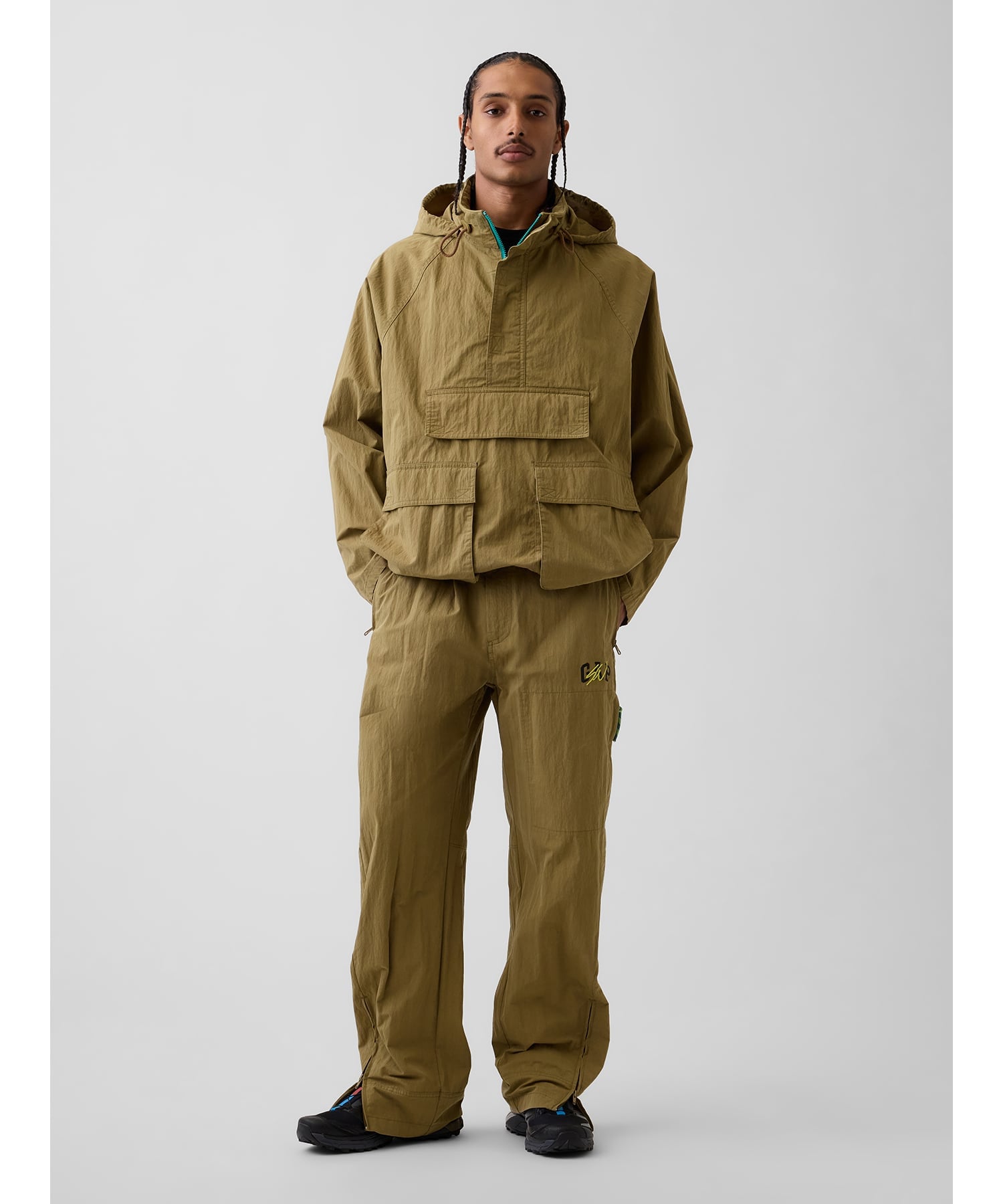 (U)Gap × Sean Wotherspoon リラックスフィット テックパンツ ギャップ パンツ その他のパンツ カーキグリーン ブラック