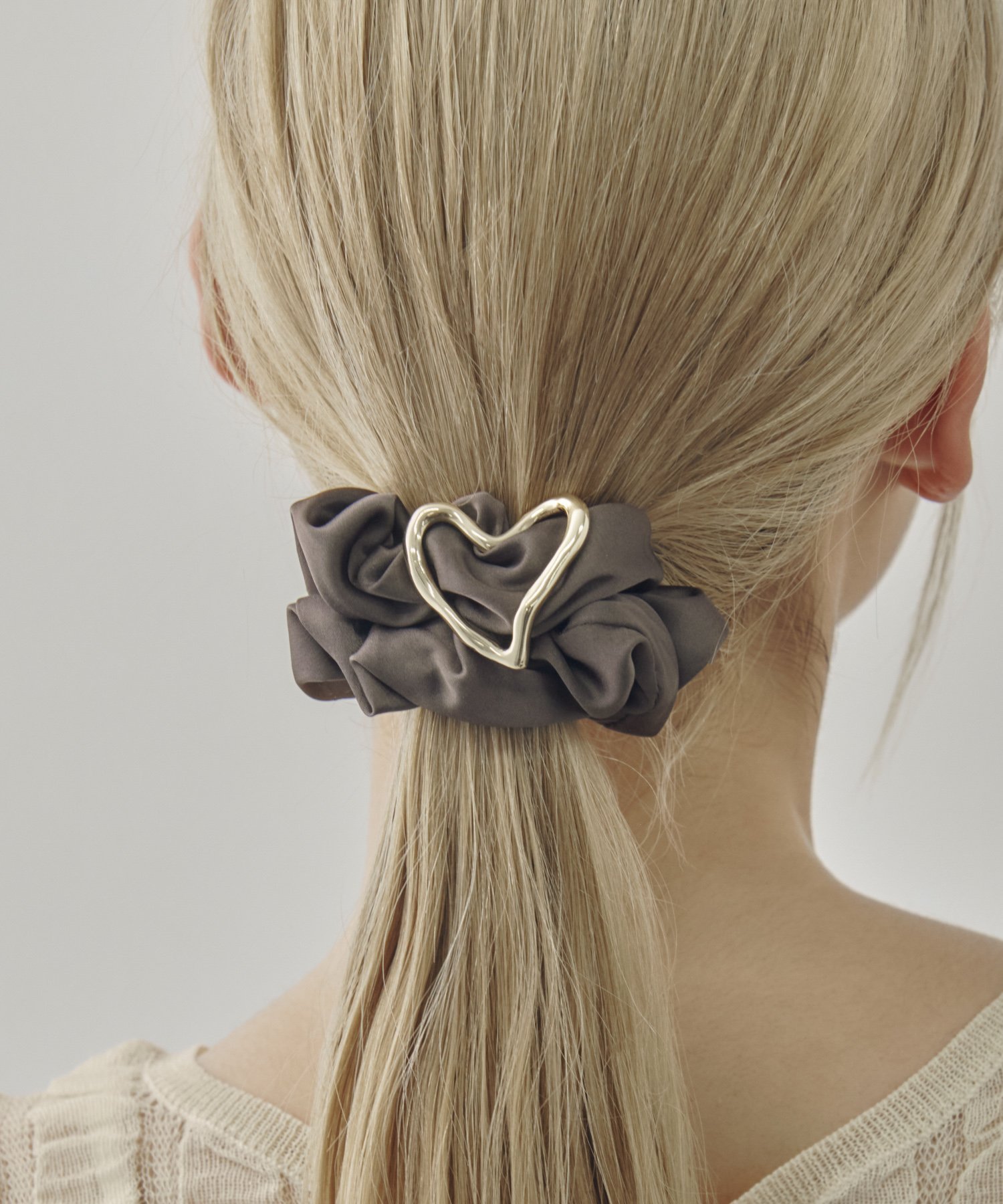 GOLDY メタル ハート サテン シュシュ ゴールディ ヘアアクセサリー その他のヘアアクセサリー ブラック グレー ブラウンのサムネイル