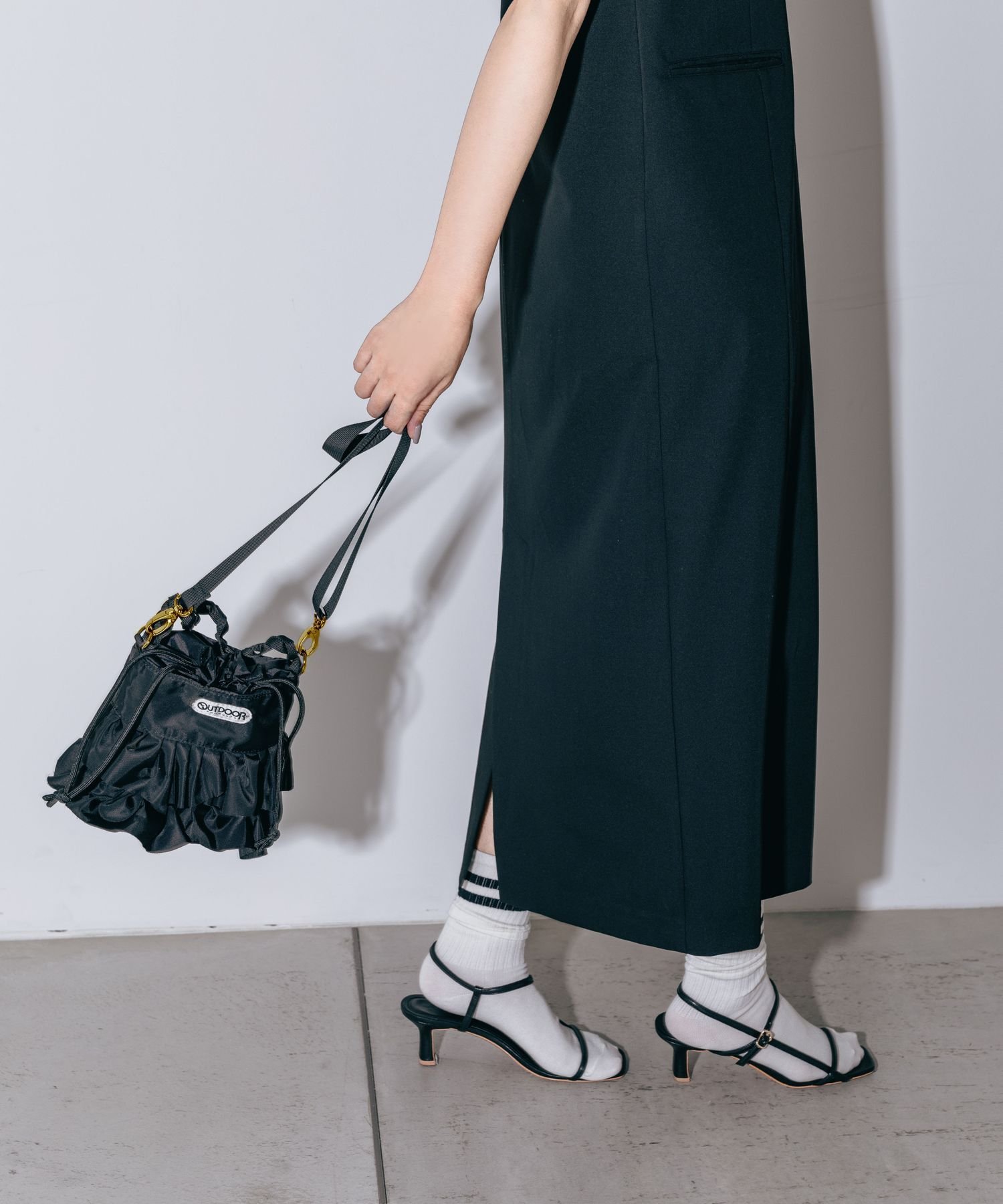 OUTDOOR PRODUCTS (W)OUTDOOR/フリルキンチャク アパートバイローリーズ バッグ ショルダーバッグ ブラック ブラウン【送料無料】のサムネイル