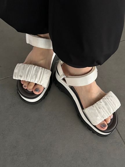 emmi ギャザーストラップサンダル エミ シューズ・靴 サンダル ホワイト ブラック【送料無料】のサムネイル