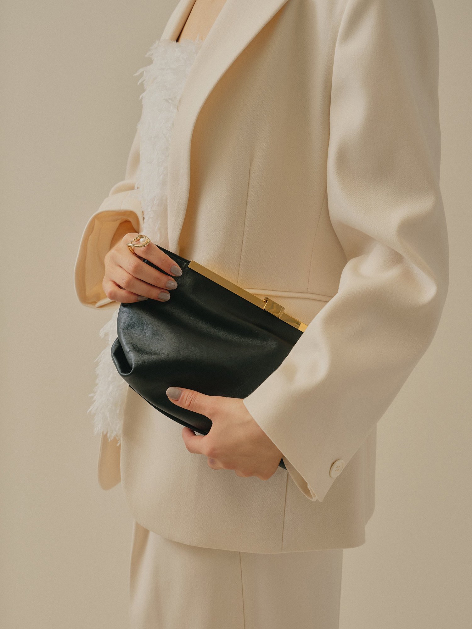 【SALE／50%OFF】GALLARDAGALANTE 【NOVIA】2WAYショルダーバッグ ガリャルダガランテ バッグ ショルダーバッグ ブラック ホワイト【送料無料】のサムネイル
