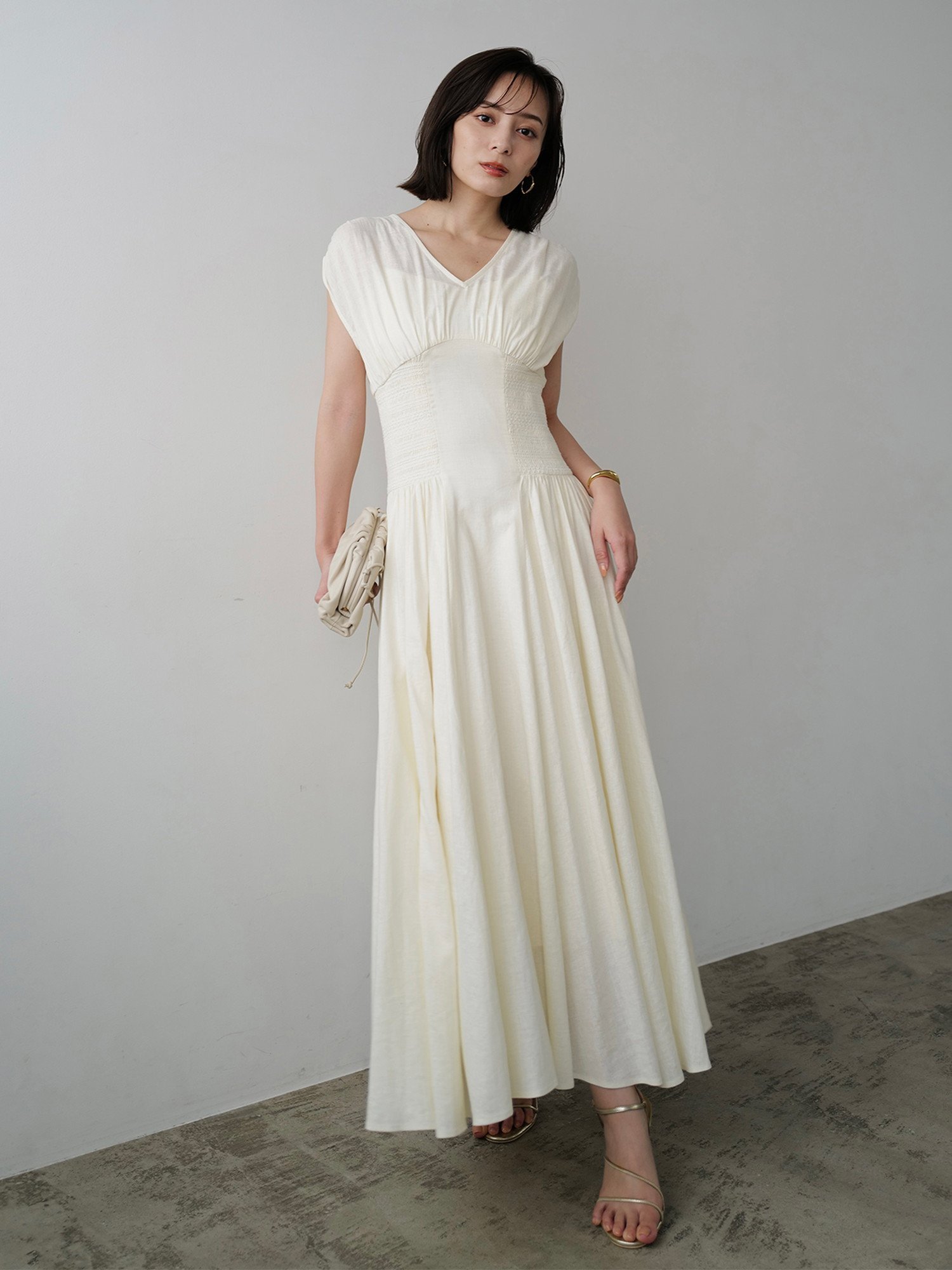 【SALE／40%OFF】anuans スモッキングギャザーワンピース アニュアンス ワンピース・ドレス ワンピース ホワイト ブルー【送料無料】のサムネイル