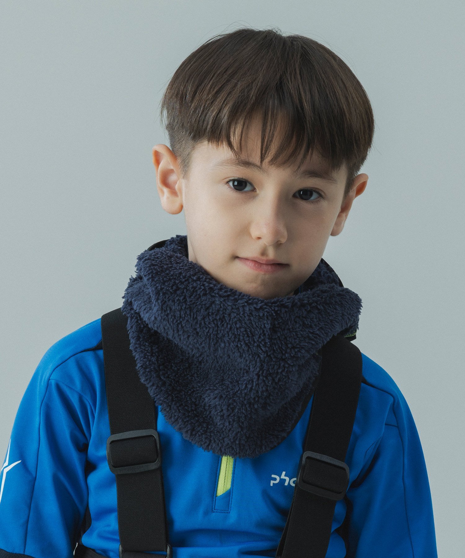 SHIFFON（シフォン）phenix スキーウェア KIDS JUNIOR ジュニアバラクラバ 26AW首までしっかりカバーする、ヘルメット対応のジュニアバラクラバです。素材の切り替えがアクセントになったデザインにブランドロゴをあしらい、どんなスタイルにも合わせやすいアイテムです。ネックウォーマーとしても着用が可能で、スキーシーンはもちろん、外遊びでも活躍します。名前を書けるラベルがついており、学校やお出かけ時にも紛失防止として便利です。phenixフェニックス1952年に日本で誕生した生粋のジャパンブランド。1955年、当時の最新素材・ナイロンをいち早くスキーウェアに導入し、スキーウェアブランドとして礎を築く。世界屈指のアスリートたちの思いを満たす「マテリアル」「テクノロジー」、機能がもたらす洗練された「デザイン性」。この3つの要素を高次元で融合。世界に誇る高度な縫製技術、止むことのない機能開発への挑戦、妥協を許さない製品実験など、ジャパンブランドとしてのこだわりを追求し、さまざまなフィールドで快適に、安心して楽しめる確かな商品開発に取り組み続ける。ATTENTION商品写真はできる限り現品を再現するように心がけていますが、ご利用のモニターにより差異が生じます。サイズや重さなどに多少の個体差が生じる場合がございます。製品の仕様およびデザインは改善等のため、予告なく変更する場合がございます。型番：ESB26NW81-509-052 TB9721【採寸】SIZEJF / JUNIOR FREE 約(高さ31 幅26)cmMODELH125商品のサイズについて【商品詳細】素材：上部：ポリエステル95%,ポリウレタン5%下部：ポリエステル100%サイズ：JF※画面上と実物では多少色具合が異なって見える場合もございます。ご了承ください。商品のカラーについてSHIFFON（シフォン）phenix スキーウェア KIDS JUNIOR ジュニアバラクラバ 26AW首までしっかりカバーする、ヘルメット対応のジュニアバラクラバです。素材の切り替えがアクセントになったデザインにブランドロゴをあしらい、どんなスタイルにも合わせやすいアイテムです。ネックウォーマーとしても着用が可能で、スキーシーンはもちろん、外遊びでも活躍します。名前を書けるラベルがついており、学校やお出かけ時にも紛失防止として便利です。phenixフェニックス1952年に日本で誕生した生粋のジャパンブランド。1955年、当時の最新素材・ナイロンをいち早くスキーウェアに導入し、スキーウェアブランドとして礎を築く。世界屈指のアスリートたちの思いを満たす「マテリアル」「テクノロジー」、機能がもたらす洗練された「デザイン性」。この3つの要素を高次元で融合。世界に誇る高度な縫製技術、止むことのない機能開発への挑戦、妥協を許さない製品実験など、ジャパンブランドとしてのこだわりを追求し、さまざまなフィールドで快適に、安心して楽しめる確かな商品開発に取り組み続ける。ATTENTION商品写真はできる限り現品を再現するように心がけていますが、ご利用のモニターにより差異が生じます。サイズや重さなどに多少の個体差が生じる場合がございます。製品の仕様およびデザインは改善等のため、予告なく変更する場合がございます。型番：ESB26NW81-509-052 TB9721【採寸】SIZEJF / JUNIOR FREE 約(高さ31 幅26)cmMODELH125商品のサイズについて【商品詳細】素材：上部：ポリエステル95%,ポリウレタン5%下部：ポリエステル100%サイズ：JF※画面上と実物では多少色具合が異なって見える場合もございます。ご了承ください。商品のカラーについて