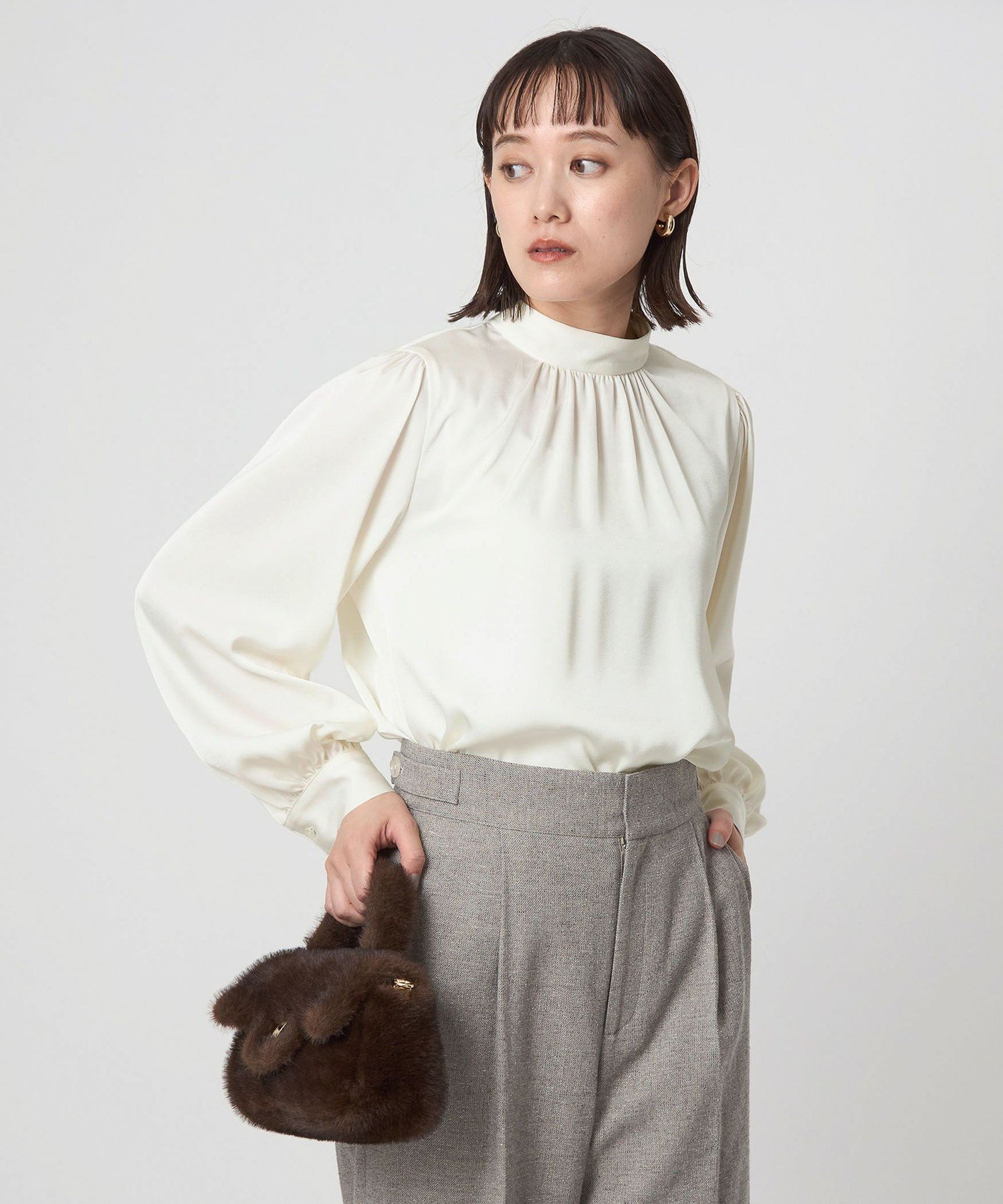 【SALE／10%OFF】UNITED ARROWS green label relaxing サテン スタンドネック ギャザー ブラウス ユナイテッドアローズ グリーンレーベルリラクシング トップス シャツ・ブラウス ホワイト ネイビー ベージュ【送料無料】のサムネイル