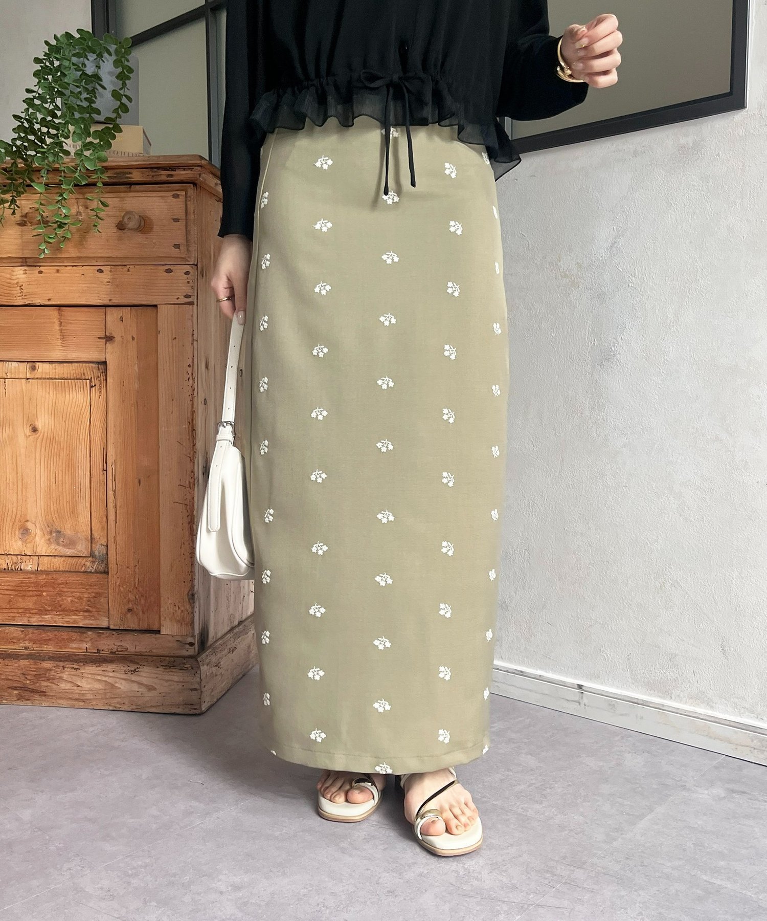 【SALE／50%OFF】Thevon. 花刺繍ツイルナロースカート ゼヴォン スカート ロング・マキシスカート グリーン グレー