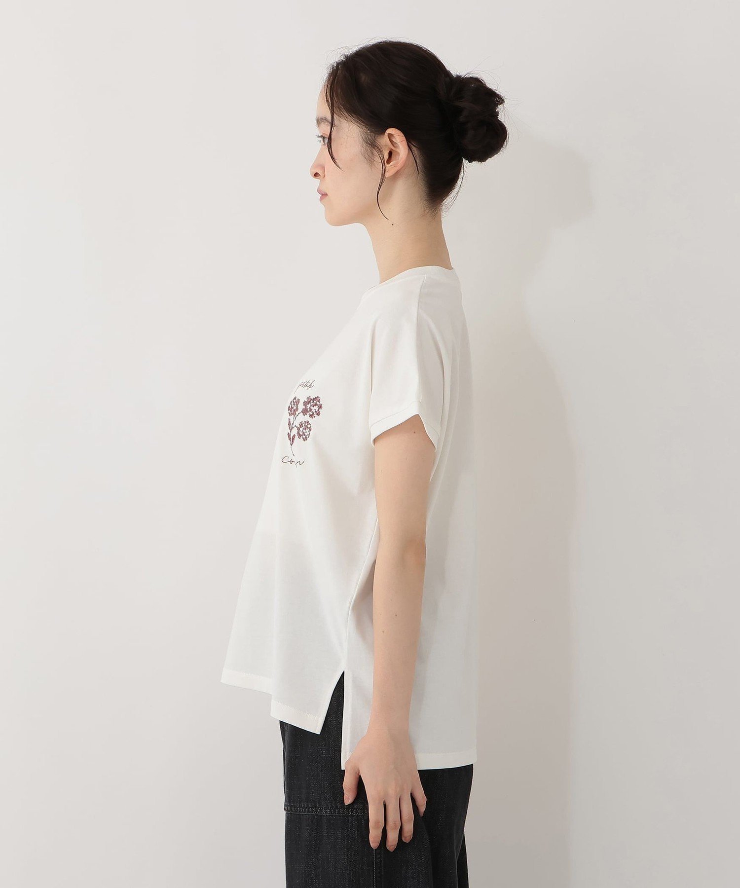 フラワー刺繍フレンチスリーブTシャツ アフタヌーンティー・リビング トップス カットソー・Tシャツ ホワイト