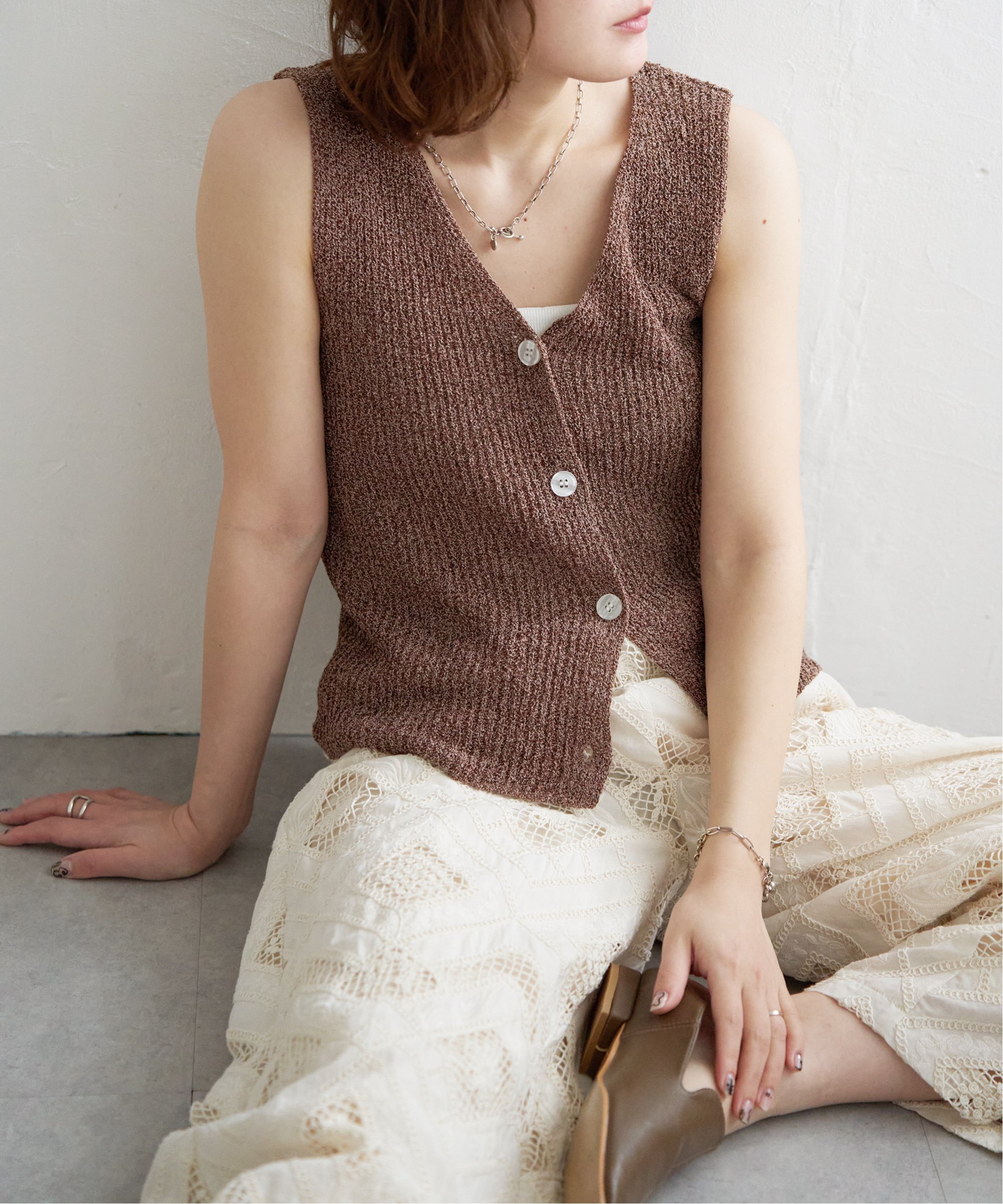 【SALE／34%OFF】notch. デザインVネックベスト ノッチ トップス ベスト・ジレ ベージュ ブラウンのサムネイル