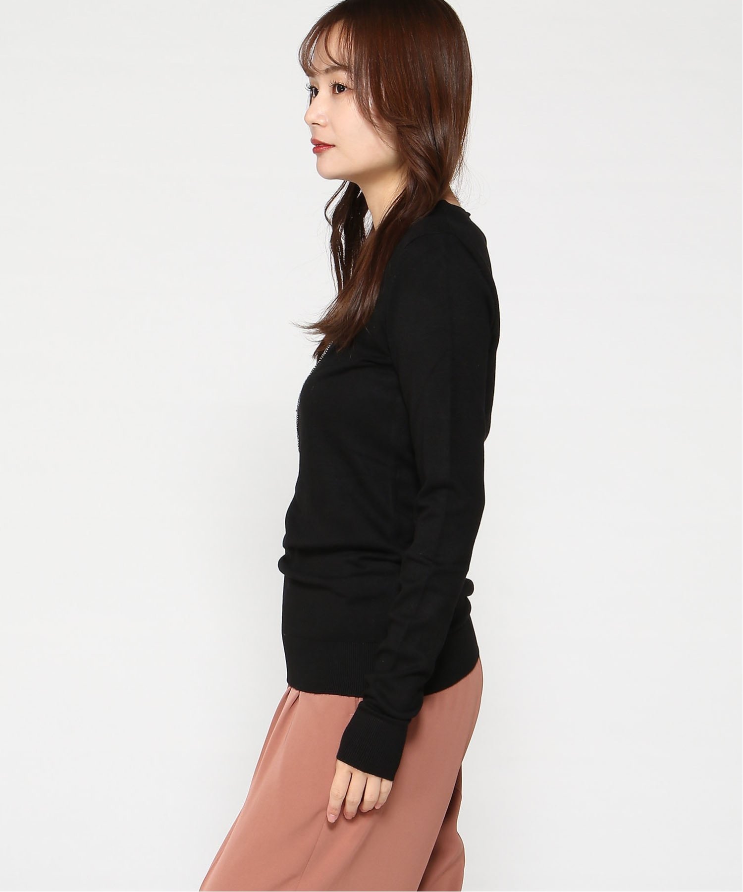 GUESS ニットトップス (W)MACIE Triangle Logo Sweater ゲス トップス ニット ブラック ホワイト
